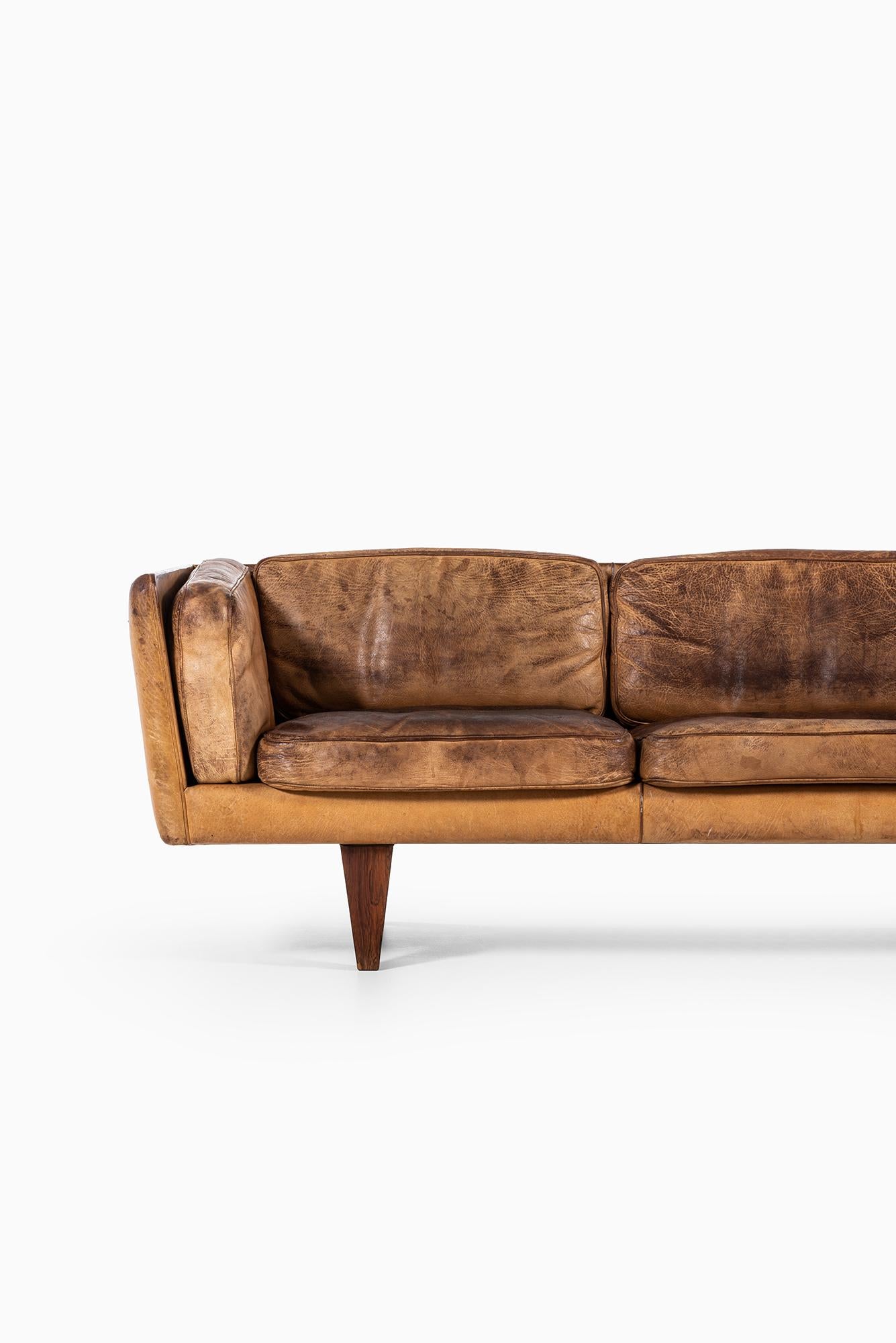 Very rare sofa model V11 designed by Illum Wikkelsø. Produced by Holger Christiansen in Denmark.