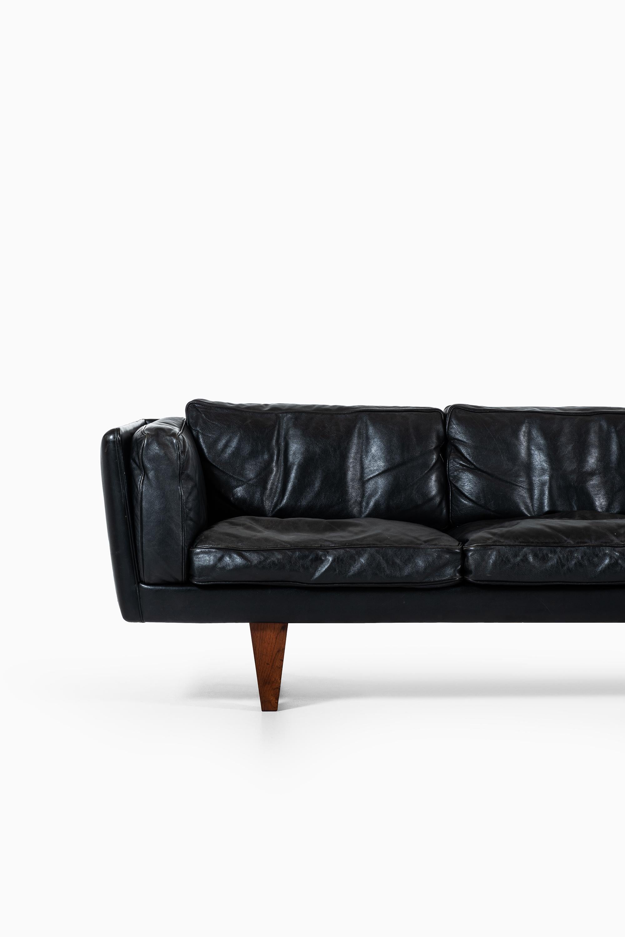 Very rare sofa model V11 designed by Illum Wikkelsø. Produced by Holger Christiansen in Denmark.