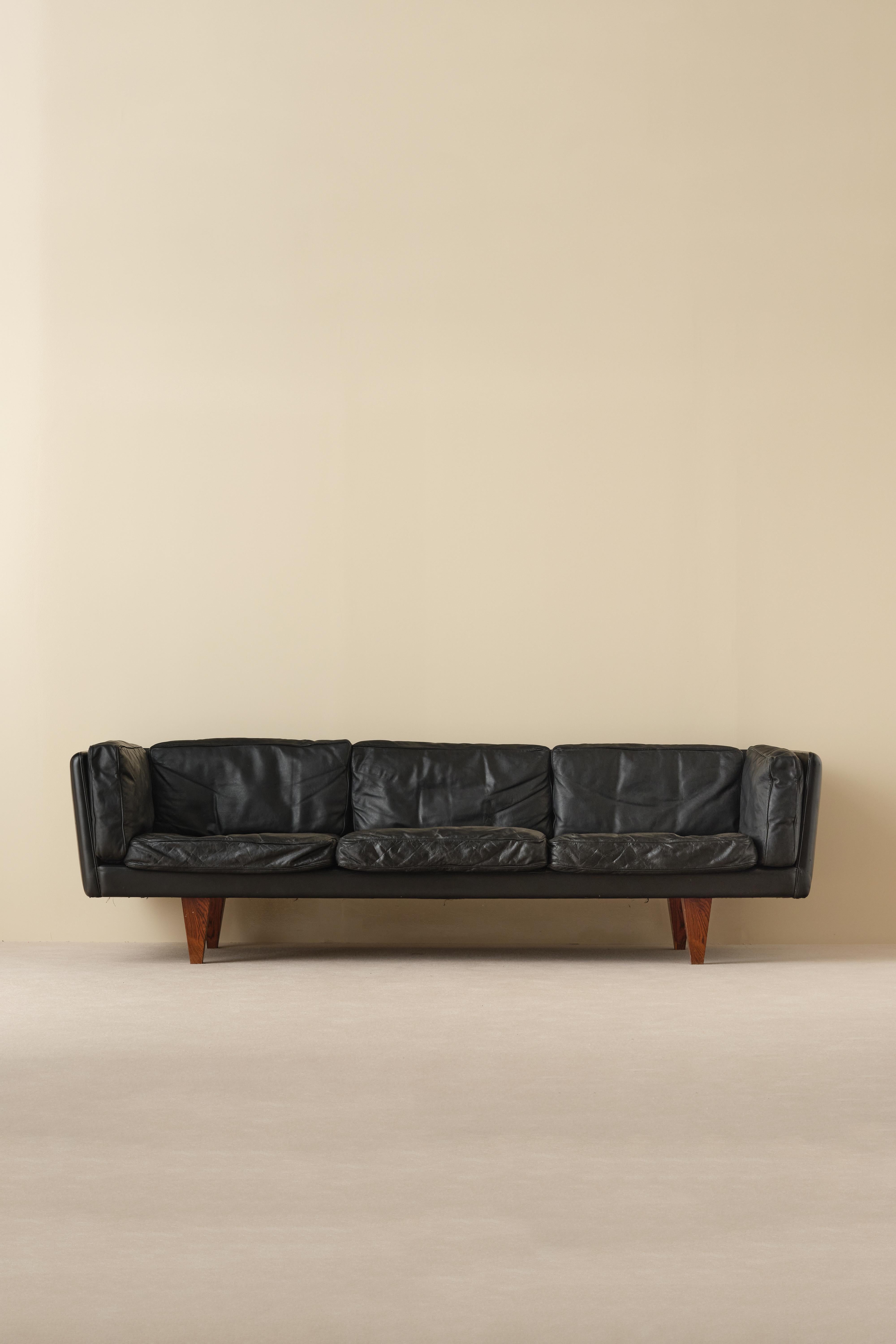 Mid-Century Modern Illum Wikkelsø sofa model V11, Denmark, 1960s For Sale