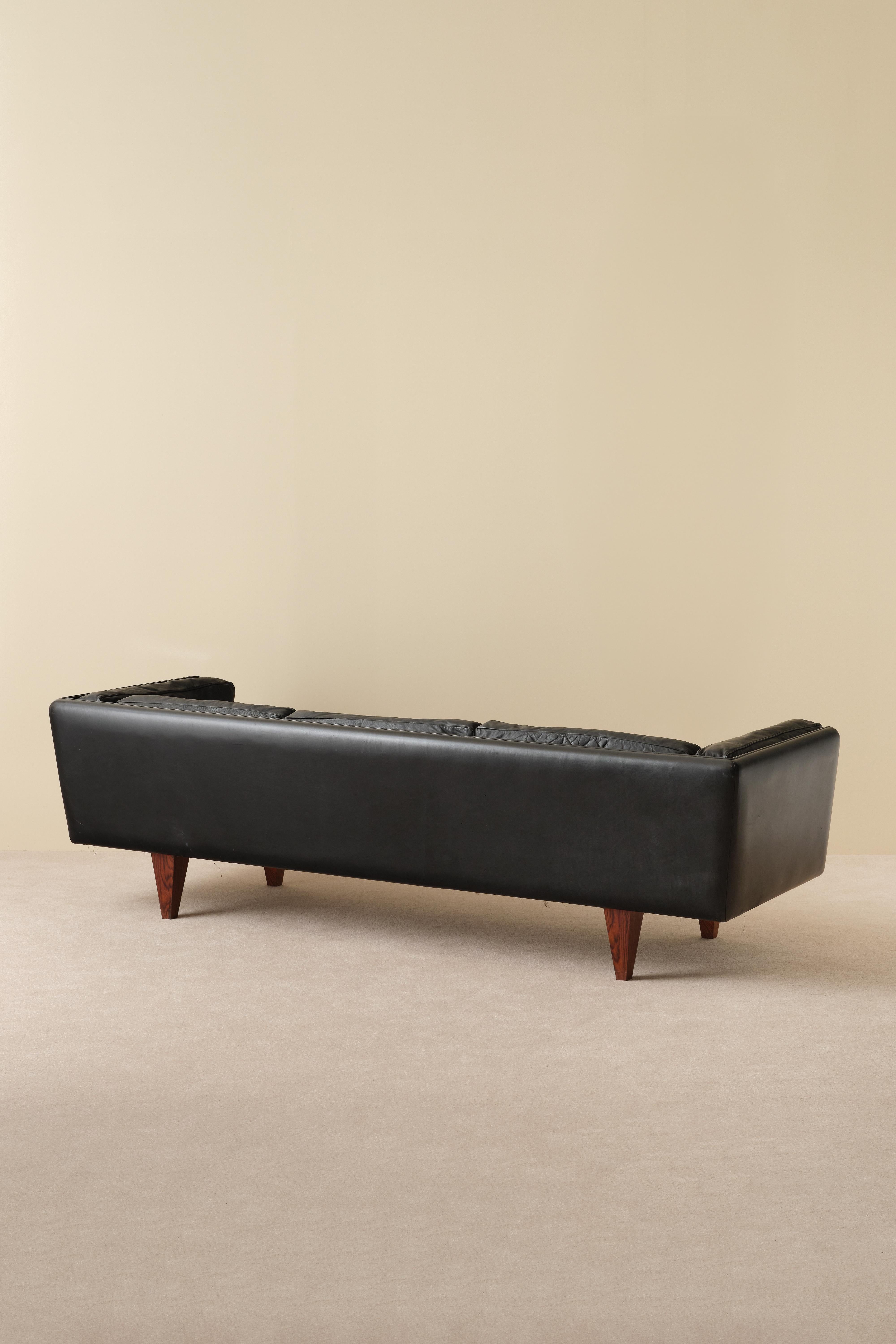 Danish Illum Wikkelsø sofa model V11, Denmark, 1960s For Sale