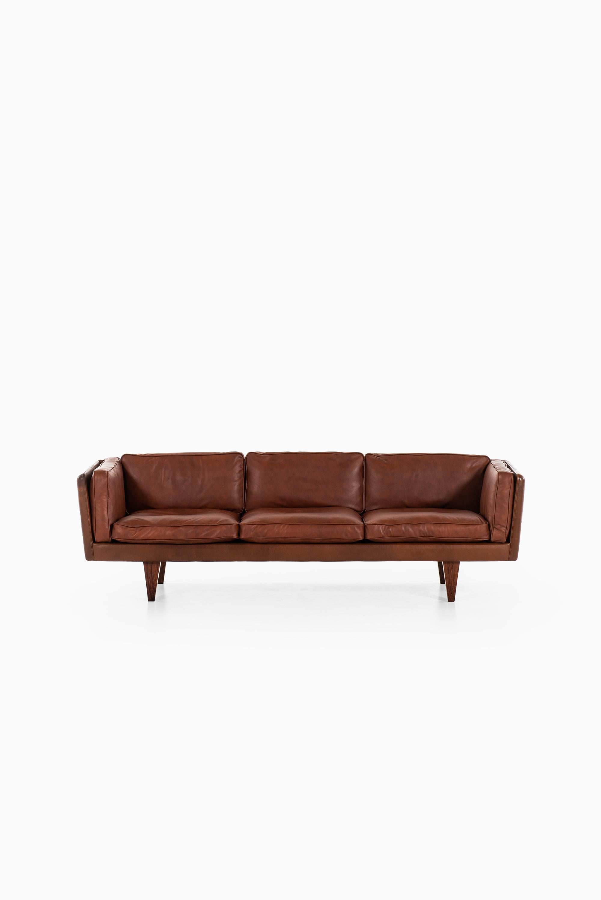 Very rare sofa model V11 designed by Illum Wikkelsø. Produced by Holger Christiansen in Denmark.