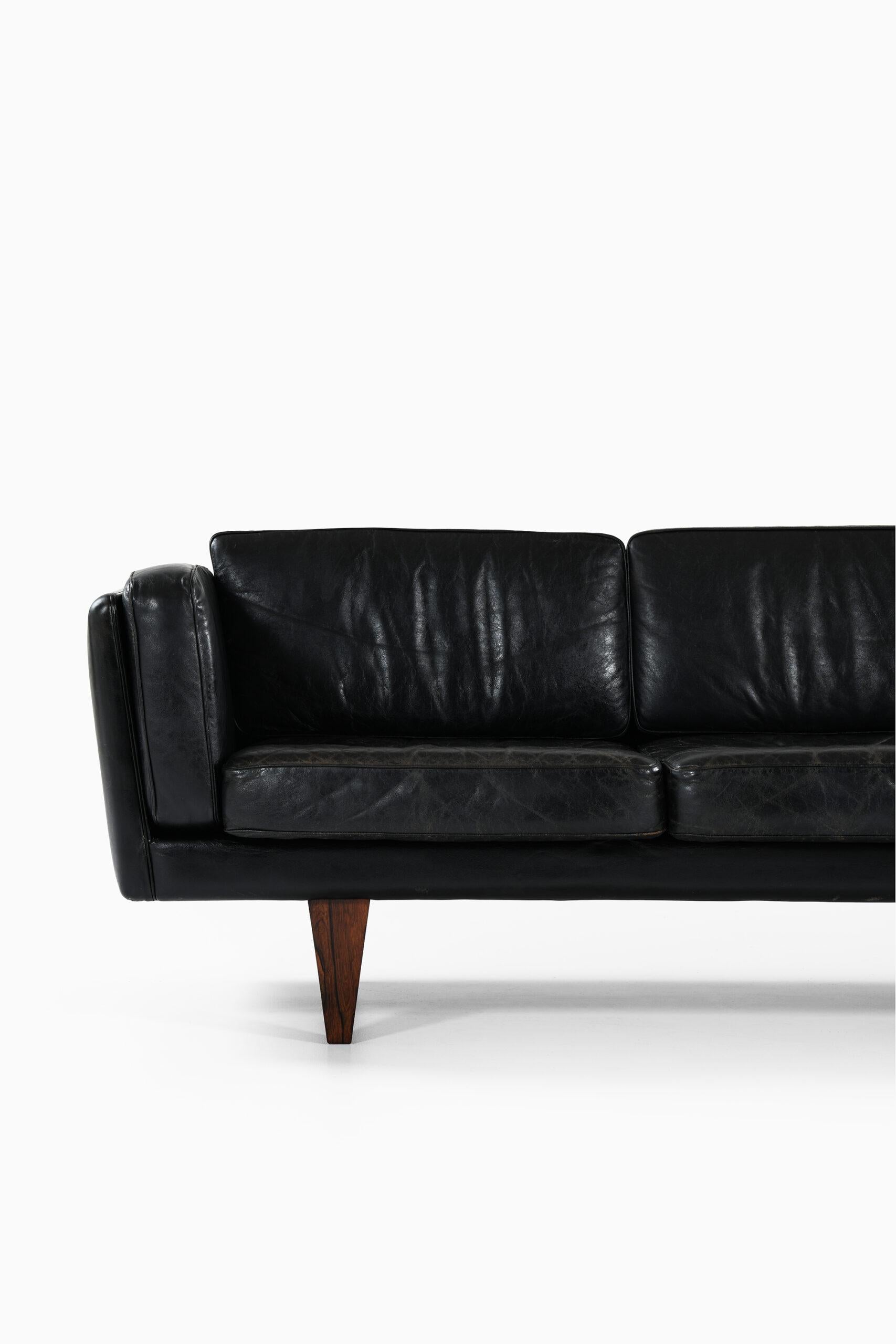 Very rare sofa model V11 designed by Illum Wikkelsø. Produced by Holger Christiansen in Denmark.