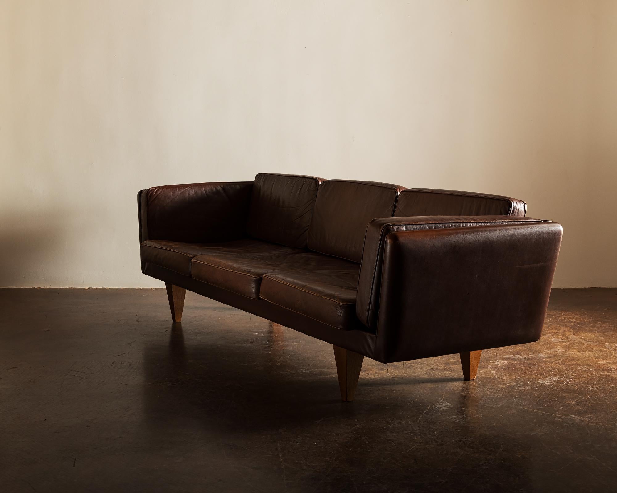 Illum Wikkelsø Sofa V11 in Brown Leather for Holger Christiansen, Denmark, 1960s In Good Condition In Sylacauga, AL