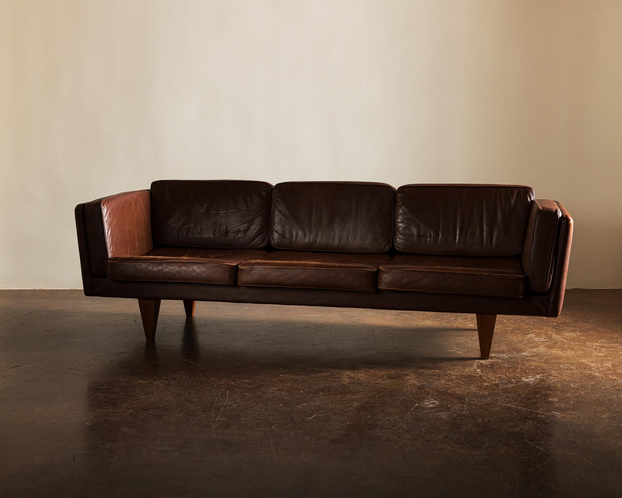 Mid-20th Century Illum Wikkelsø Sofa V11 in Brown Leather for Holger Christiansen, Denmark, 1960s