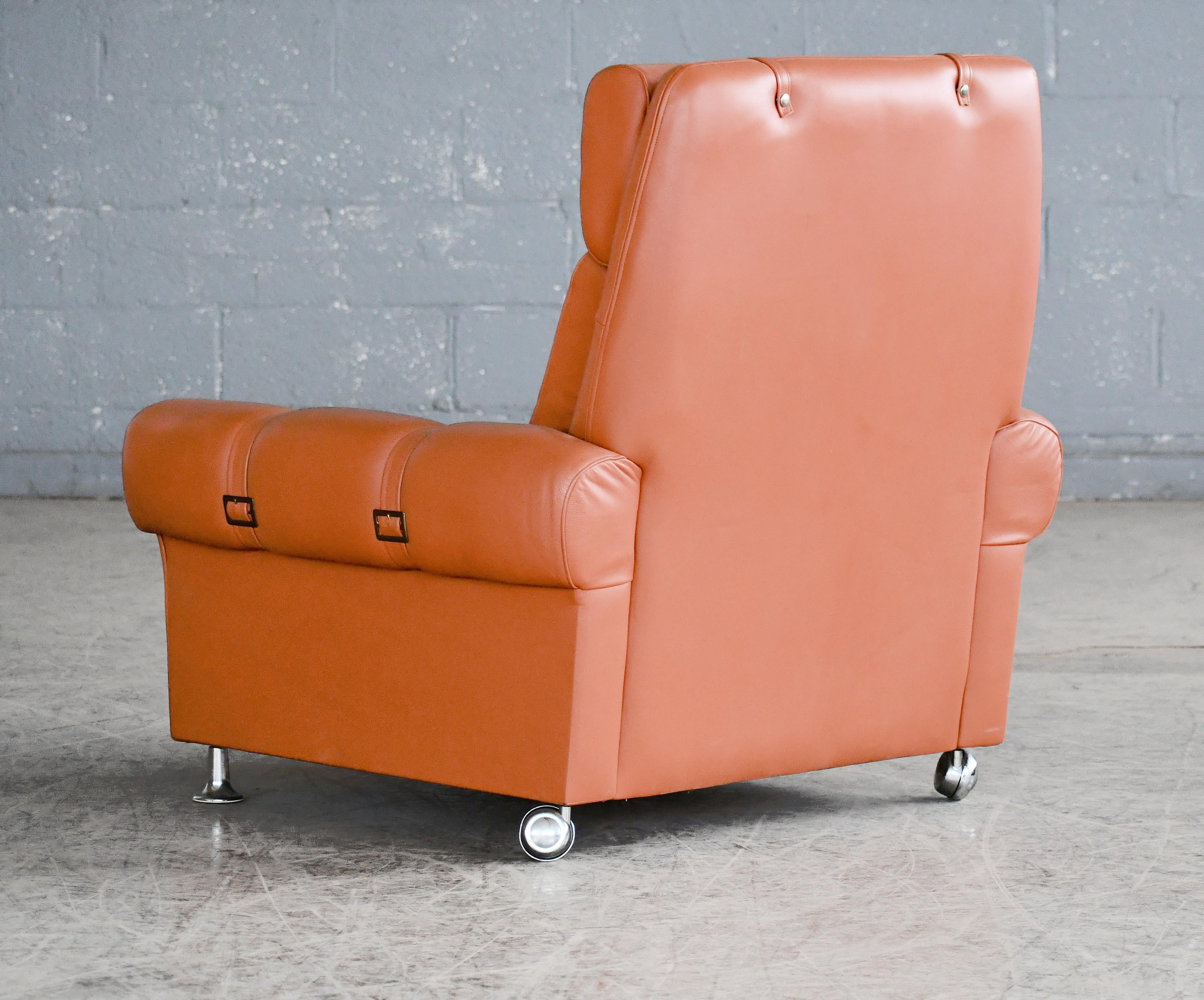 Illum Wikkelsø Style Leder Lounge Stuhl mit Ottomane Cognacfarbenes Leder  (Edelstahl) im Angebot