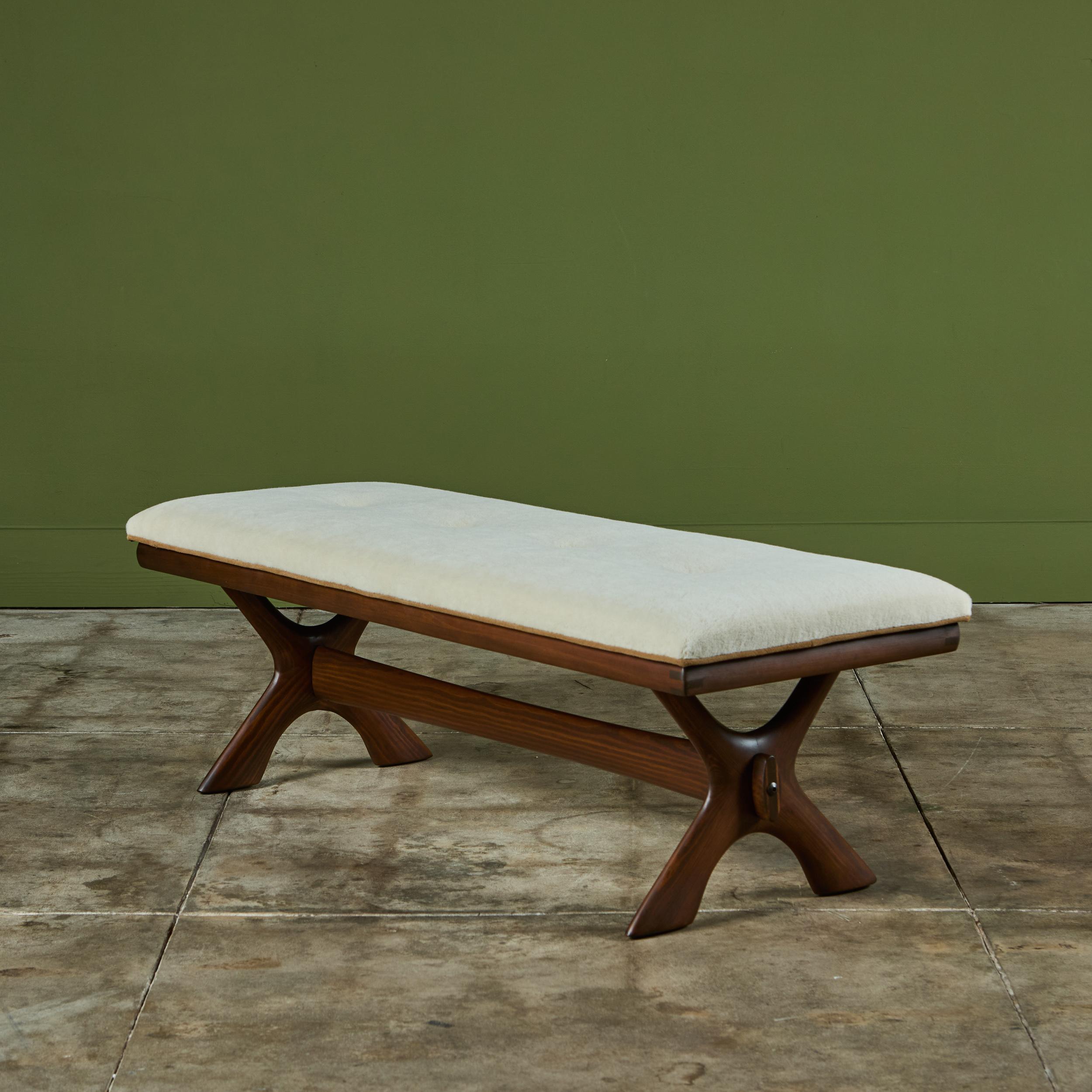 Le banc de style Whiting d'Illum est doté d'une assise en mohair d'alpaga blanc avec quatre boutons en daim fauve et des bordures. La base est constituée de deux pieds en bois sculptés en forme de 