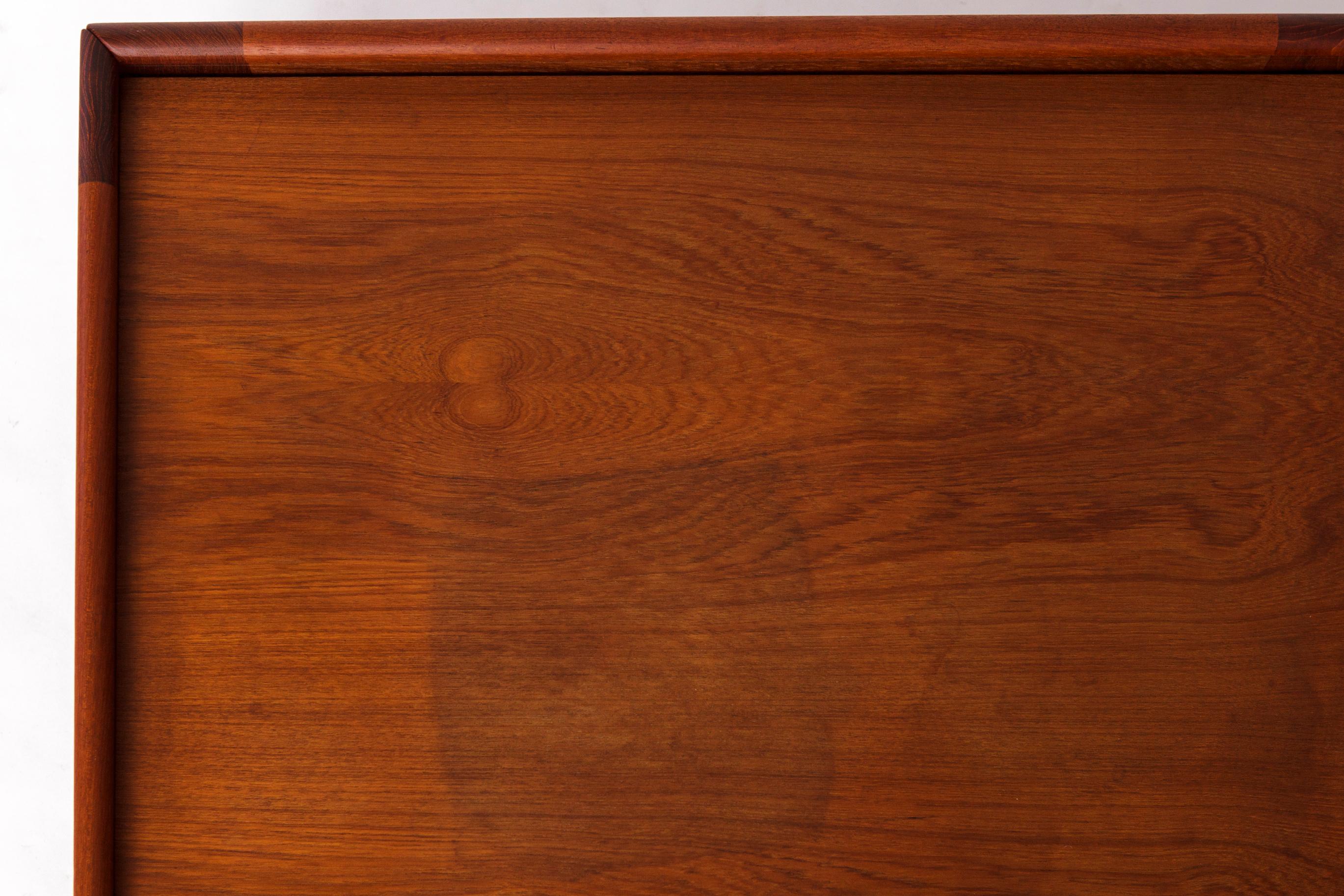 Mid-Century Modern Illum Wikkelsø Teak Coffee Table – 1960s Danish Modern for Niels Eilersen For Sale