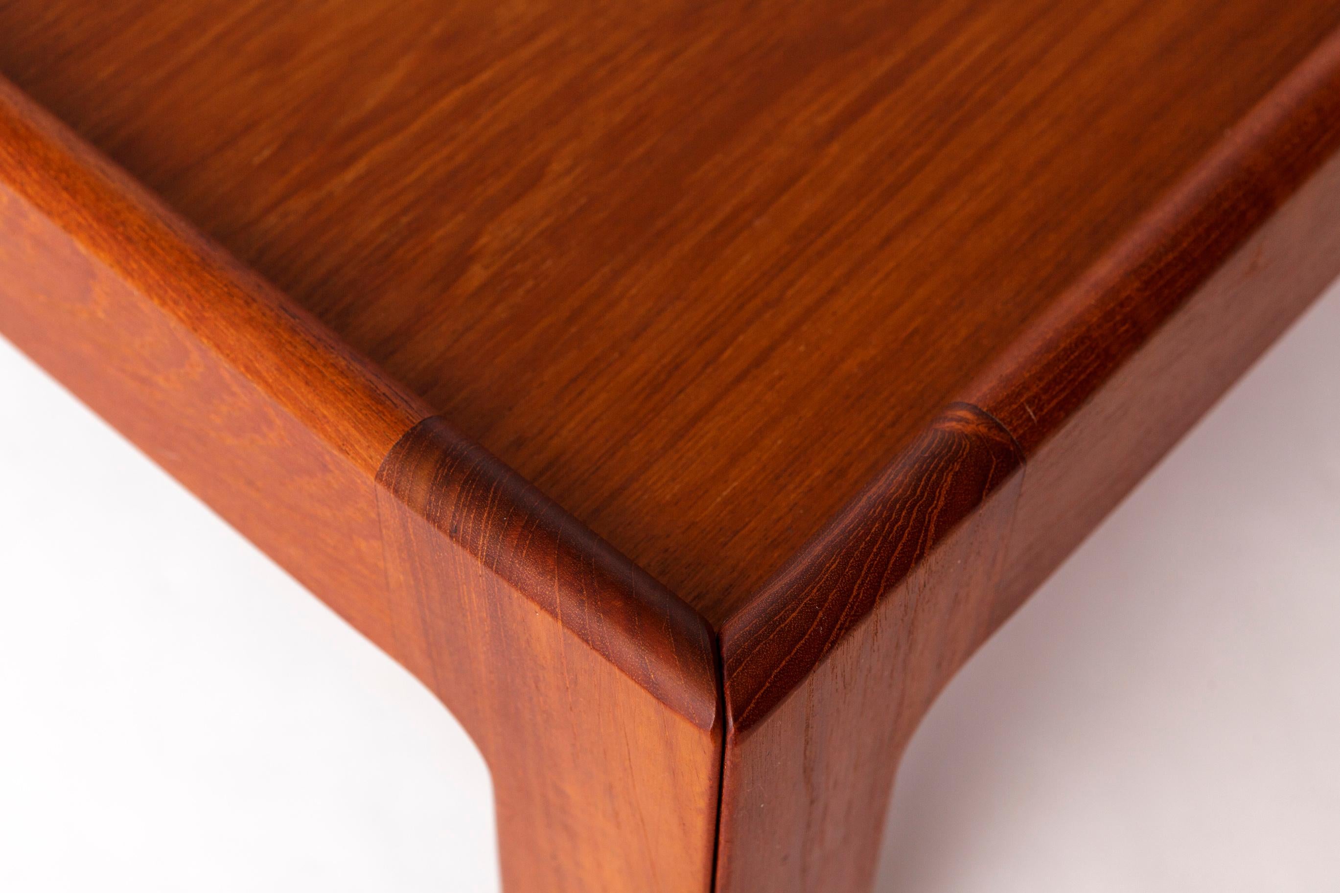 Illum Wikkelsø Teak Coffee Table – 1960s Danish Modern for Niels Eilersen In Good Condition For Sale In Hannover, DE