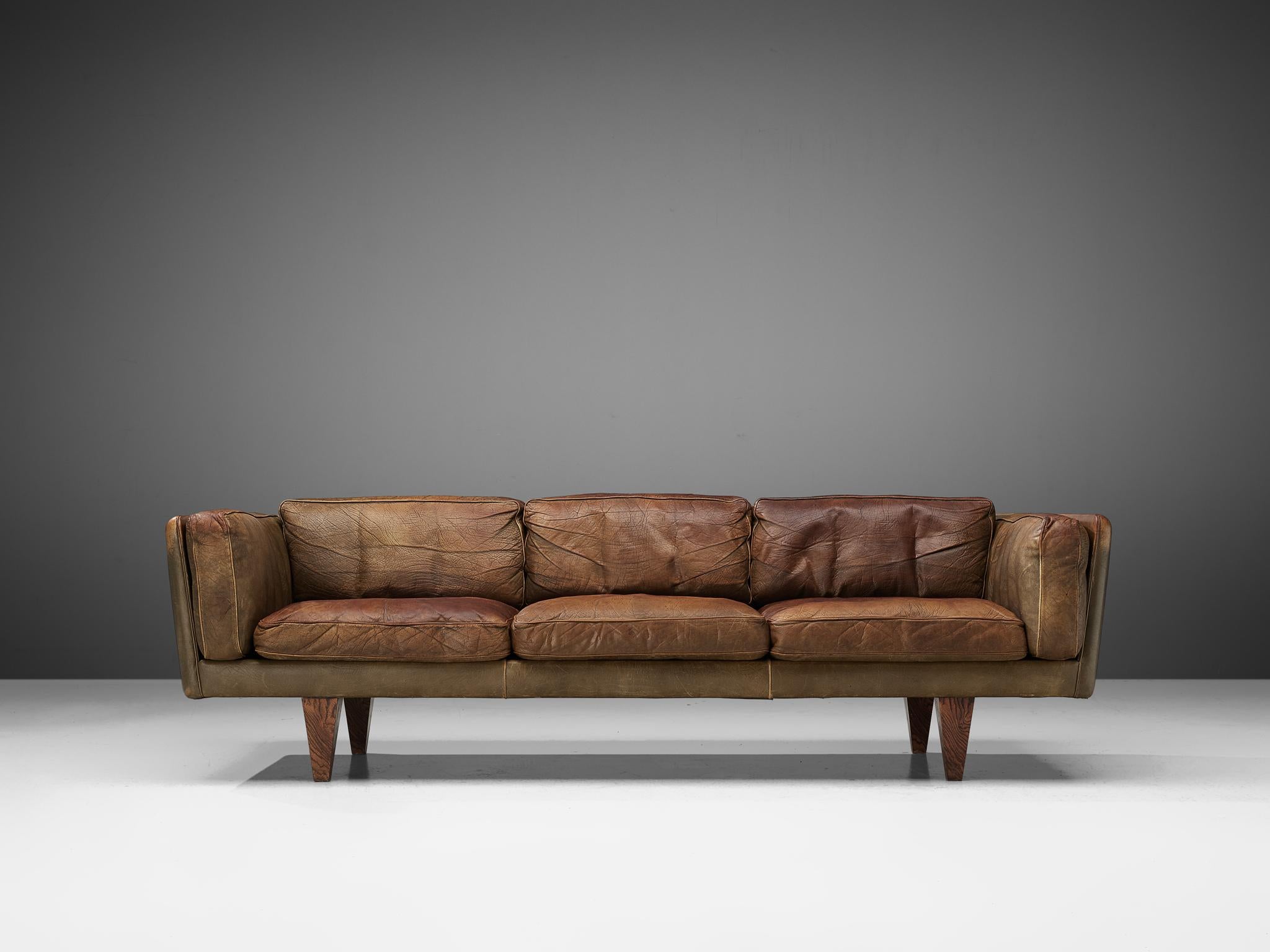 Illum Wikkelsø for Holger Christiansen, sofa model 'V11', leather, rosewood, Denmark 1960s.

Illum Wikkelsø's three-seater sofa 'V11