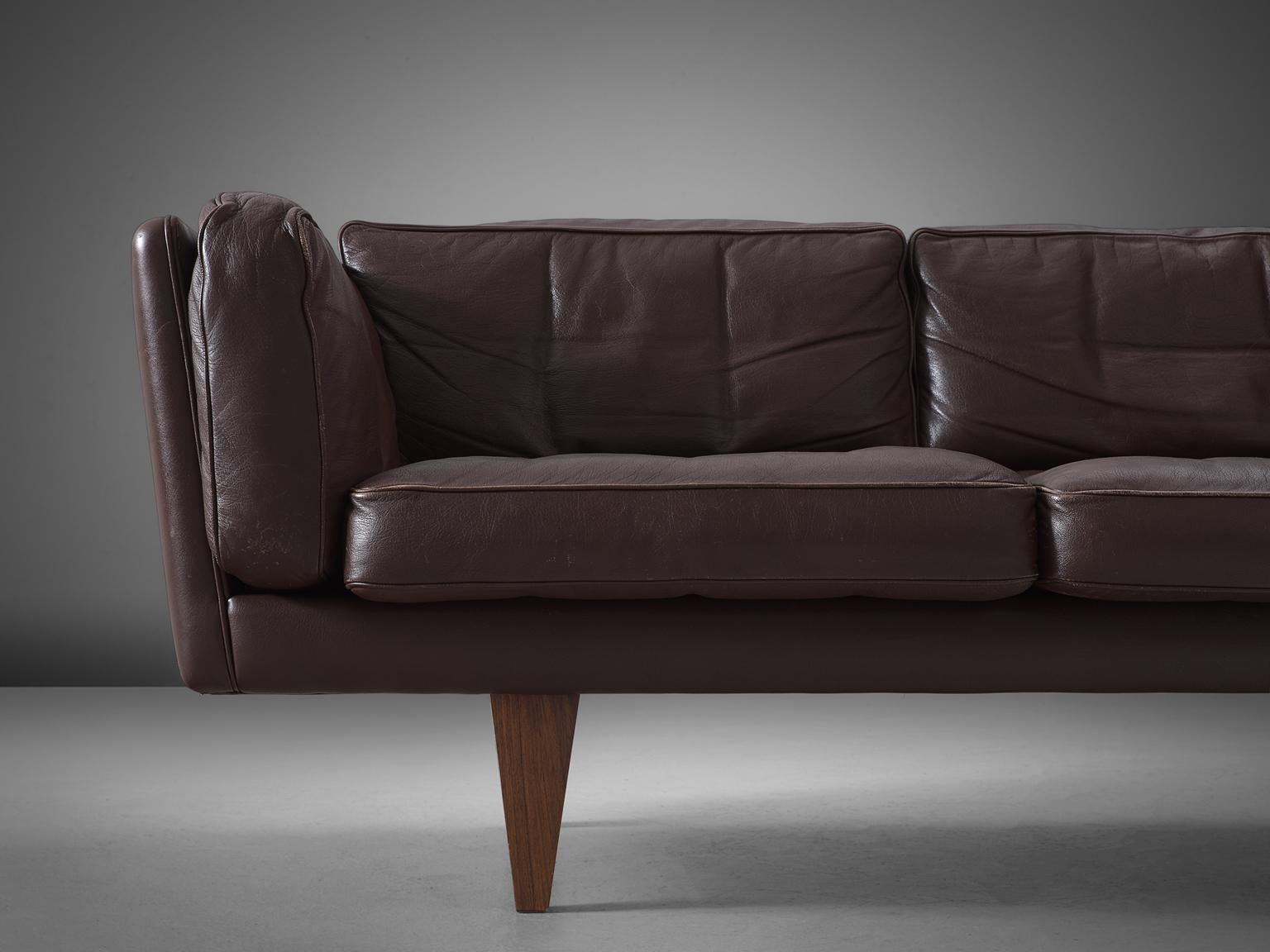 Illum Wikkelsø Three-Seat Sofa 'V11' in Dark Brown Leather im Zustand „Gut“ in Waalwijk, NL