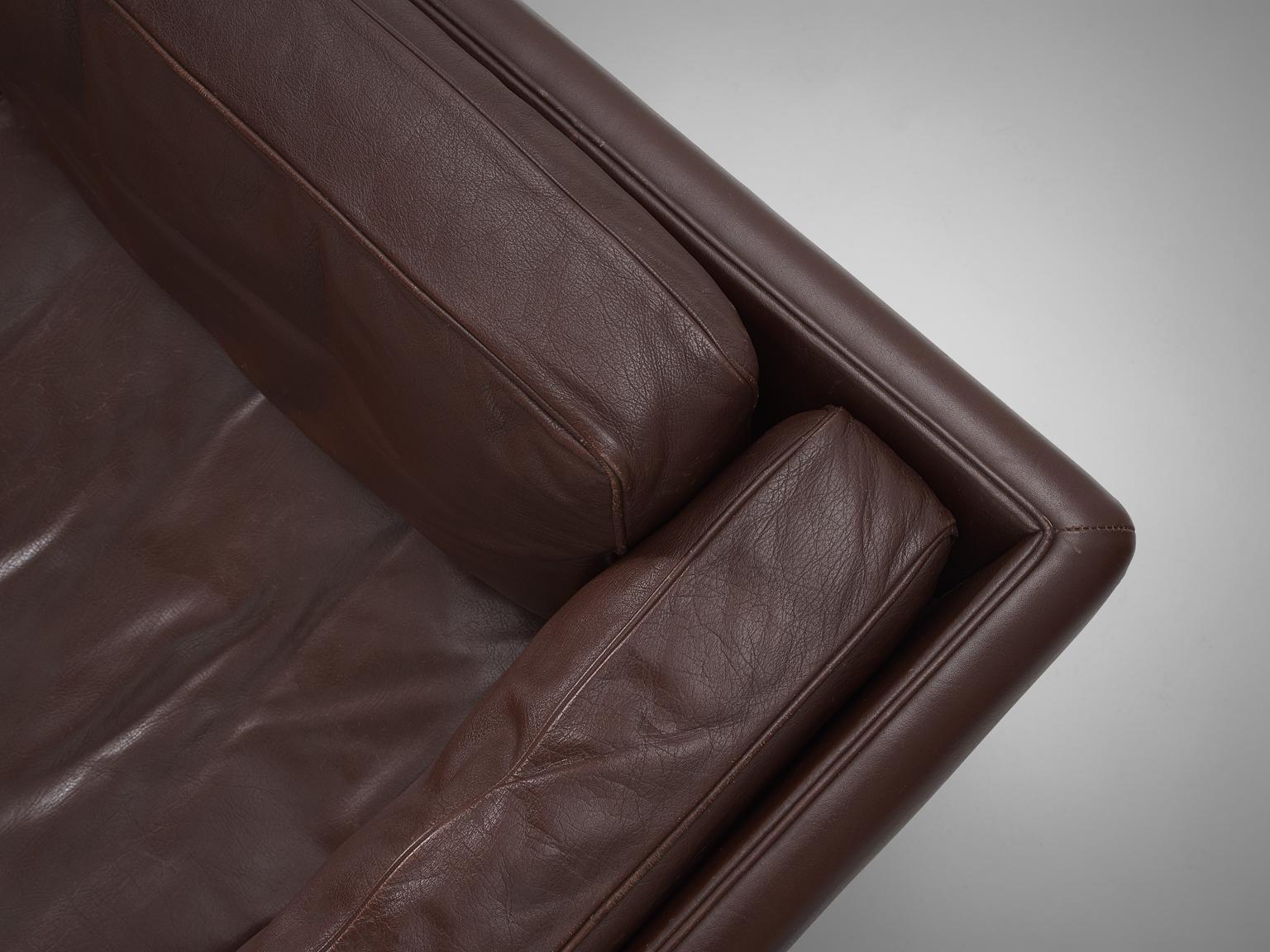 Illum Wikkelsø Three-Seat Sofa 'V11' in Dark Brown Leather (Mitte des 20. Jahrhunderts)