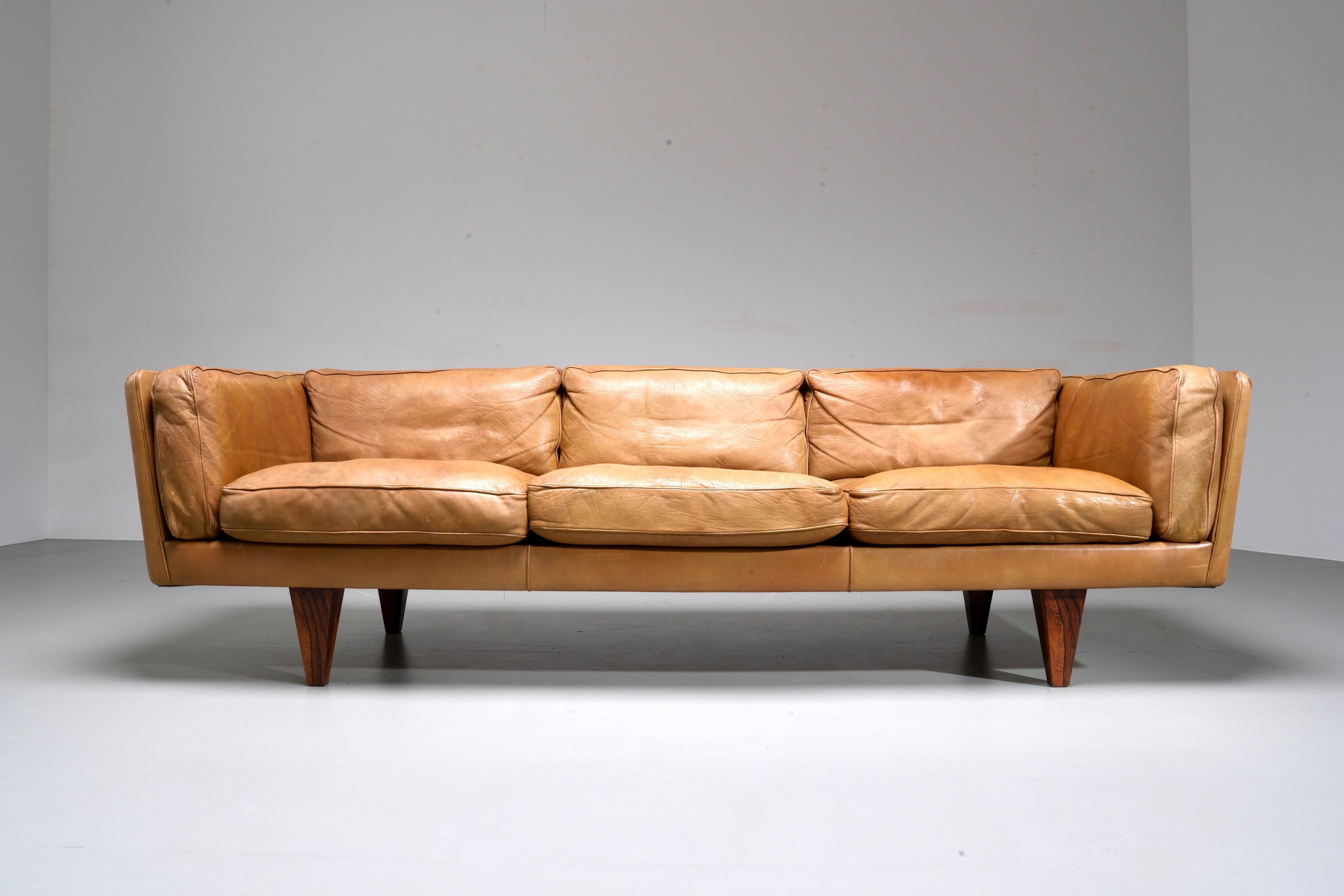 Illum Wikkelsø Dreisitziges Sofa 'V11' aus cognacfarbenem Leder, Dänemark, 1960er Jahre (Moderne der Mitte des Jahrhunderts) im Angebot