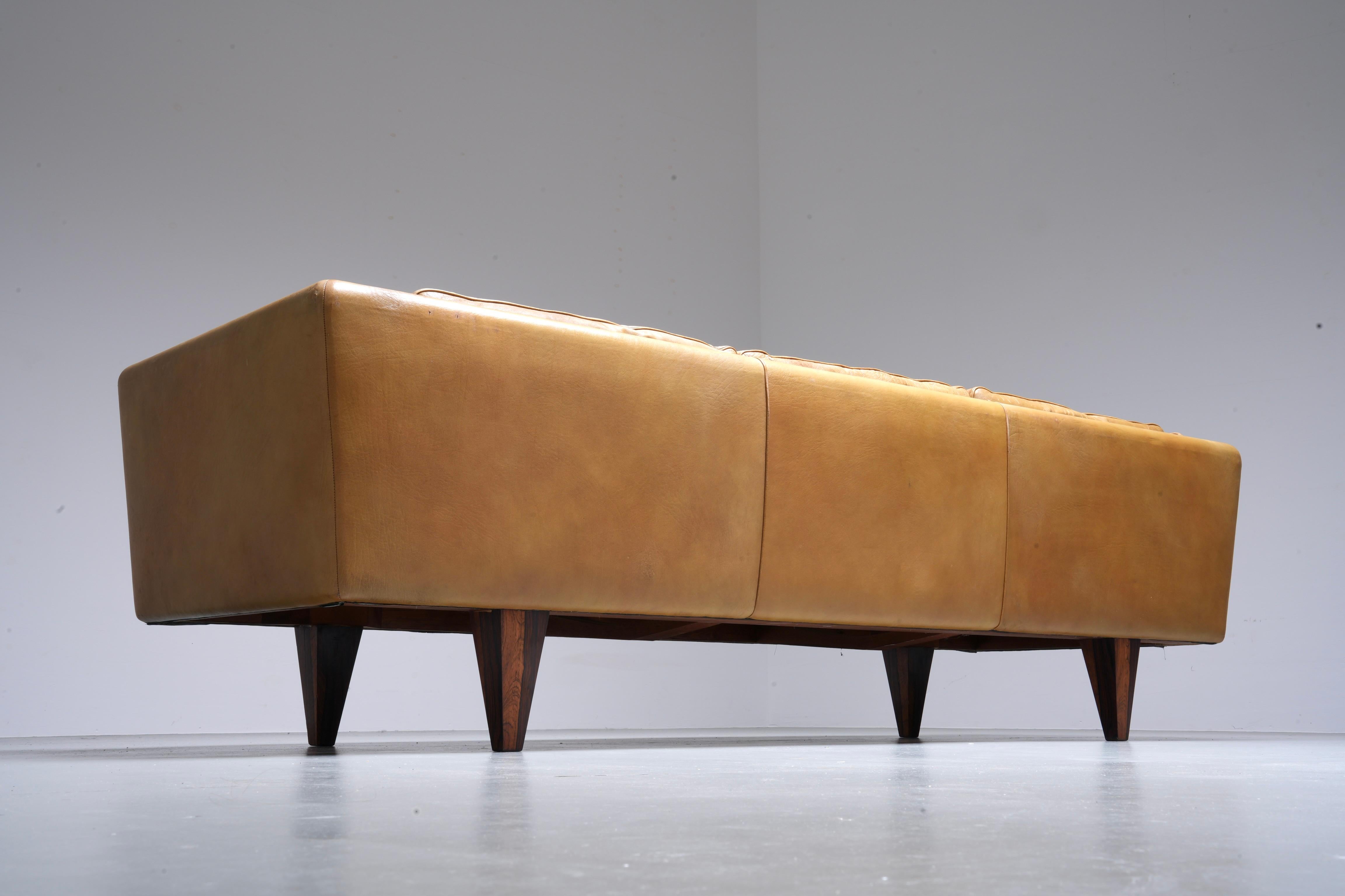 Illum Wikkelsø Dreisitziges Sofa 'V11' aus cognacfarbenem Leder, Dänemark, 1960er Jahre (Dänisch) im Angebot