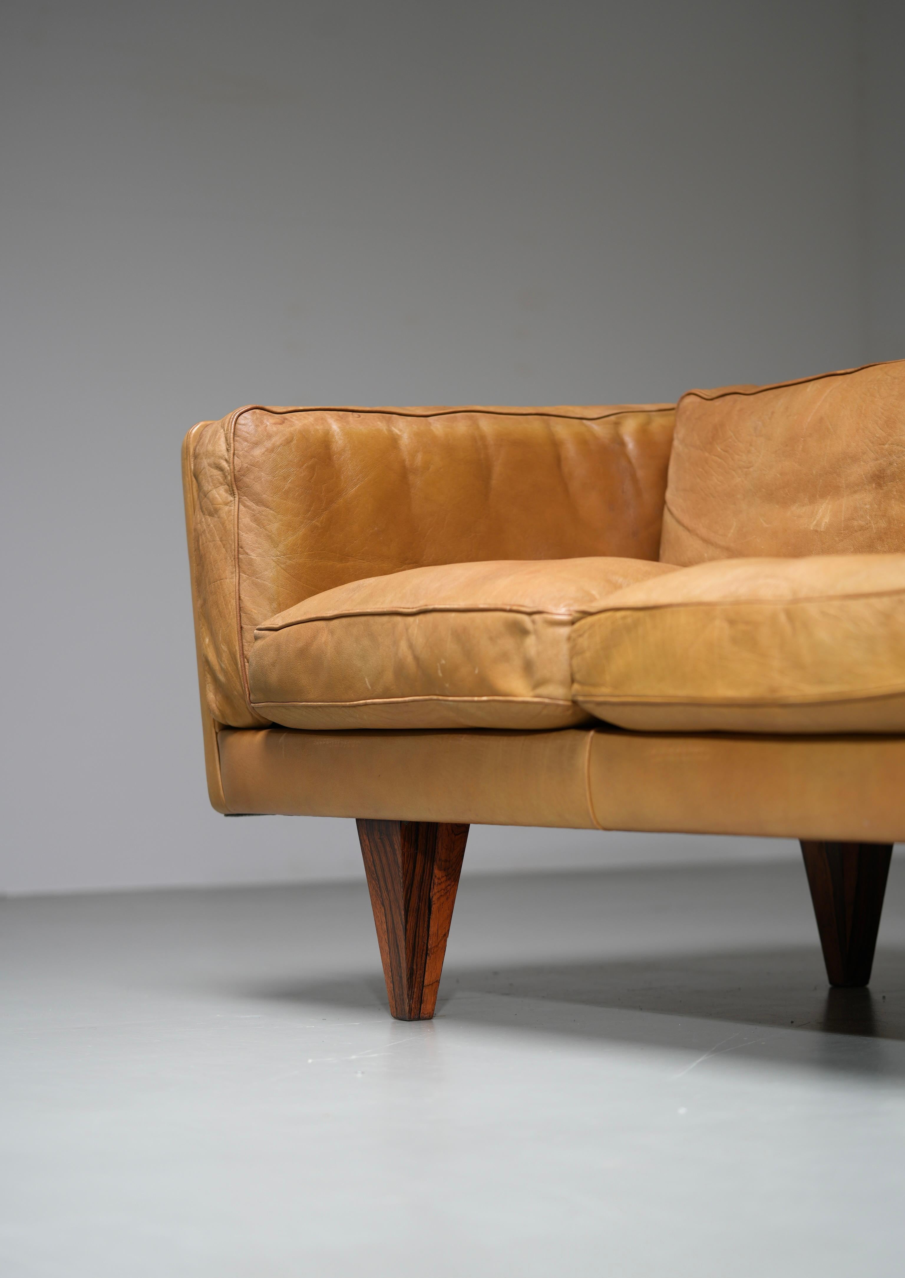 Illum Wikkelsø Dreisitziges Sofa 'V11' aus cognacfarbenem Leder, Dänemark, 1960er Jahre im Zustand „Gut“ im Angebot in Amsterdam, NL