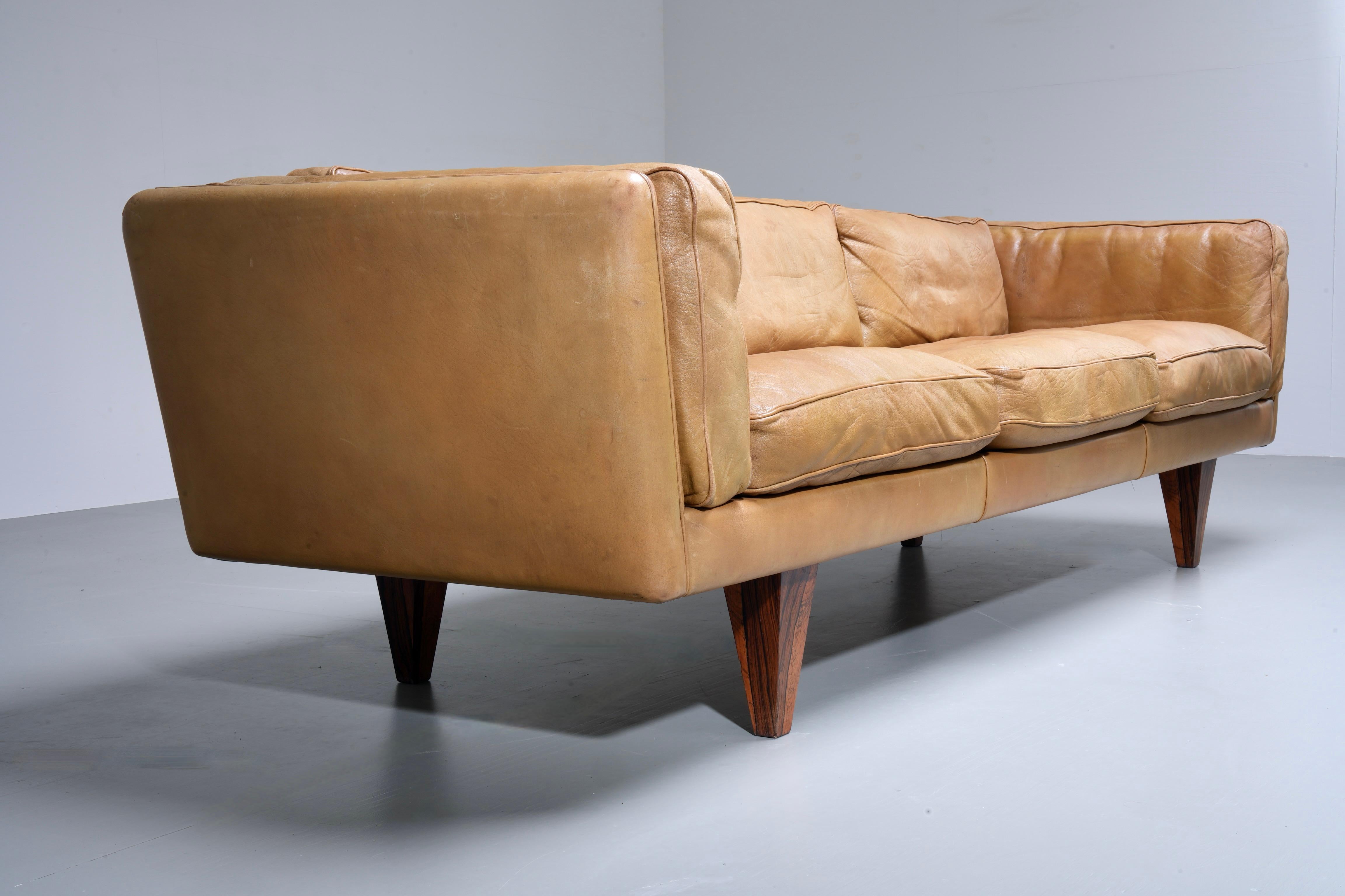 Illum Wikkelsø Dreisitziges Sofa 'V11' aus cognacfarbenem Leder, Dänemark, 1960er Jahre (Mitte des 20. Jahrhunderts) im Angebot