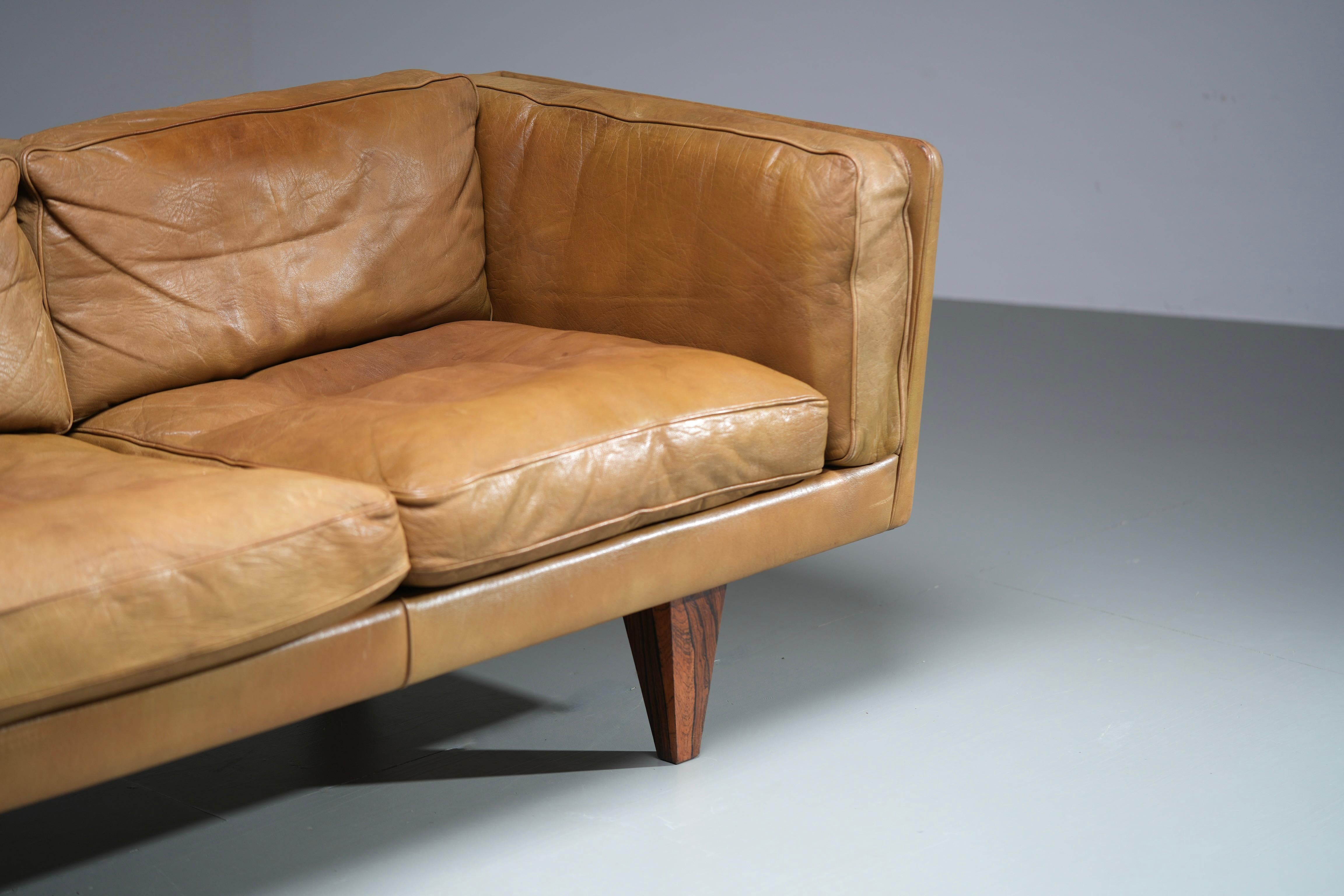 Illum Wikkelsø Dreisitziges Sofa 'V11' aus cognacfarbenem Leder, Dänemark, 1960er Jahre im Angebot 3