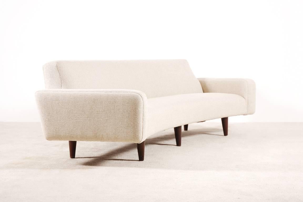 Long and curved three-seat sofa model N°450 designed by Illum Wikkelsø in 1958 and produced by Aarhus Polstrermøbelfabrik, Denmark.

The sofa have been fully restored and newly upholstered with a high quality wool fabric from the Danish house