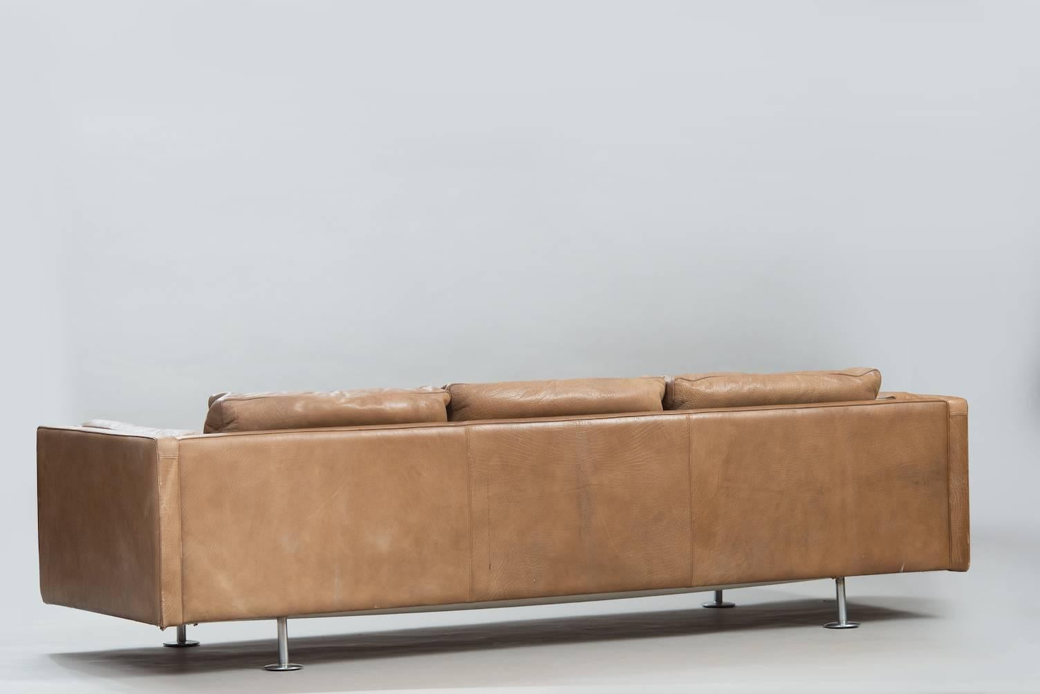 Three-seat sofa, upholstered in brown leather, steel legs.
Original condition, needs new upholstery, that we can make in leather or fabric in any color.