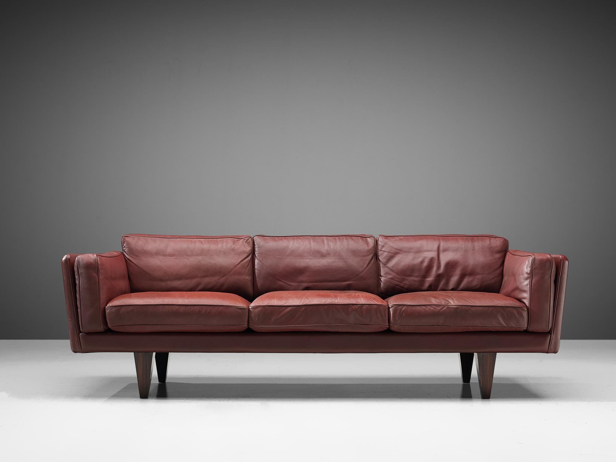 Illum Wikkelsø for Holger Christiansen, sofa model 'V11', leather, rosewood, Denmark 1960s.

Illum Wikkelsø's three-seat sofa 'V11