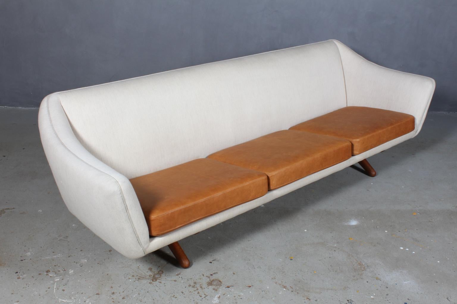Illum Wikkelsø three-seat sofa in light wool and new upholstered cushions in tan vintage aniline leather.

Legs in teak.

Model ML 140, made by Mikael Laursen, Denmark, 1960s.