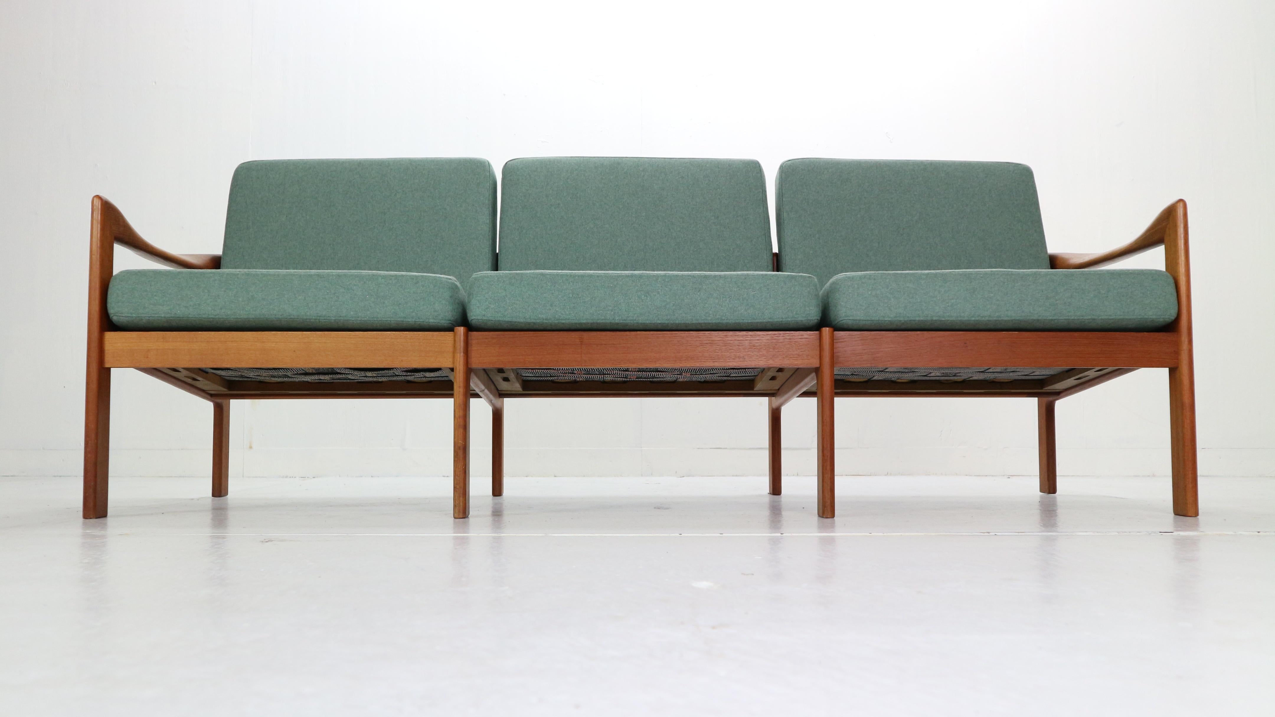 Illum Wikkelsø Three-Seat Teak Sofa for Niels Eilersen, 1960, Denmark In Good Condition In The Hague, NL