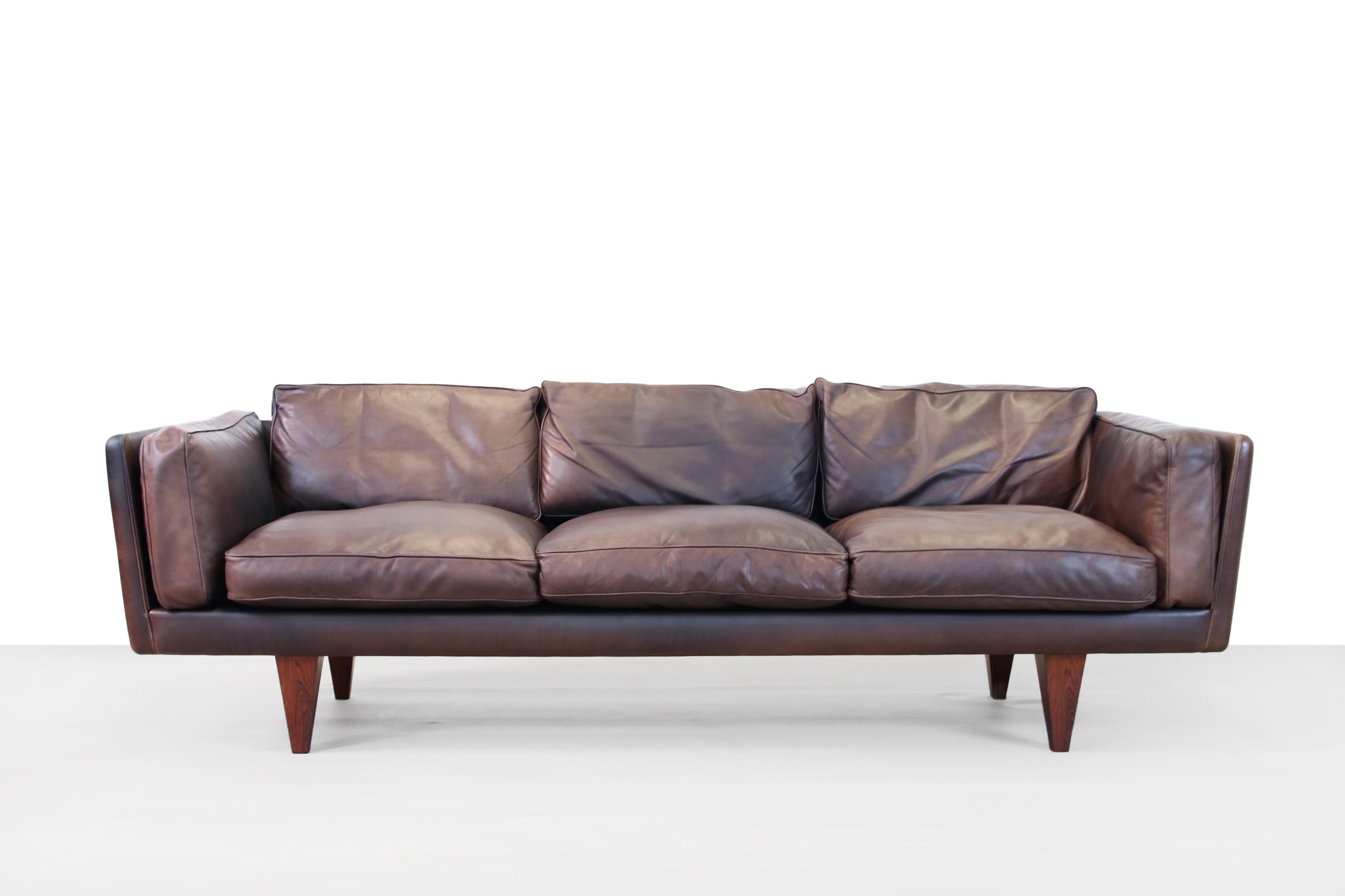 Illum Wikkelsø V11 Brown Leather Three-seat Sofa for Holger Christiansen, 1960s In Good Condition In Amsterdam, Noord Holland