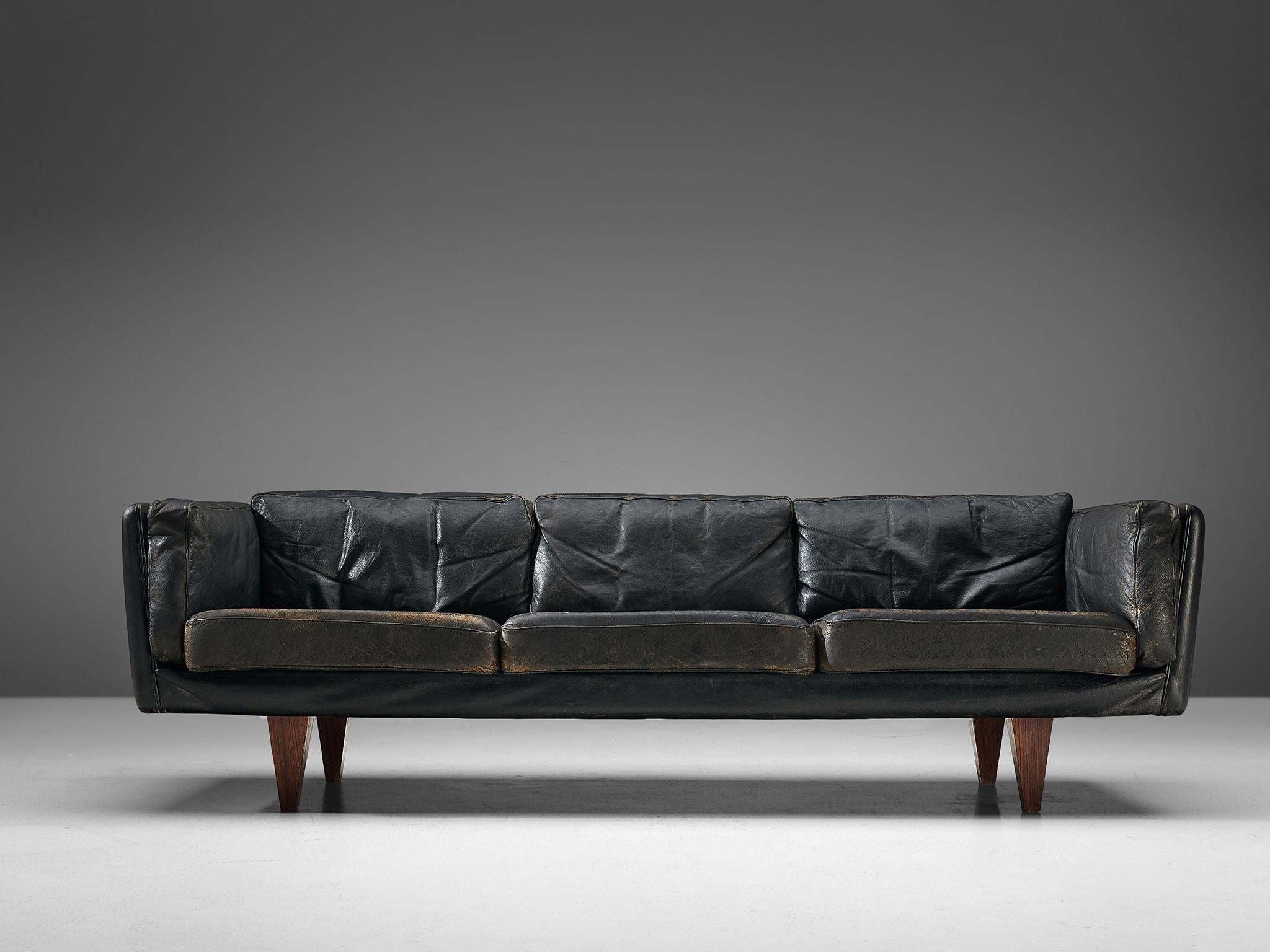 Illum Wikkelsø, sofa model 'V11' in leather and Brazilian hardwood, Denmark, 1960s.

Stunningly three-seat sofa, designed by Danish designer Illum Wikkelsø. Highly comfortable and beautiful designed sofa with original leather upholstery. The deep