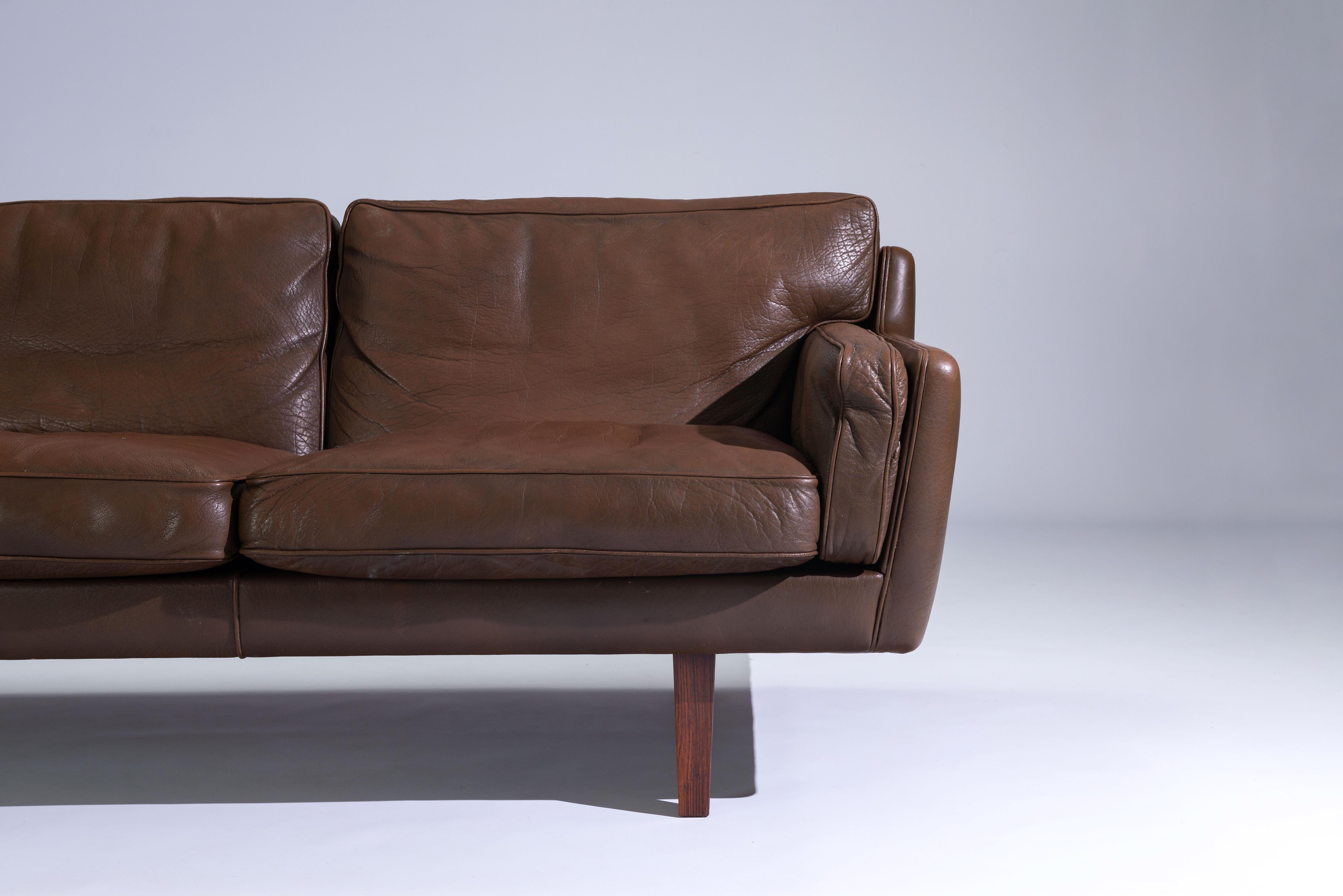Illum Wikkelsø V11A Three-seat Leather Sofa, Denmark 1960s For Sale 4