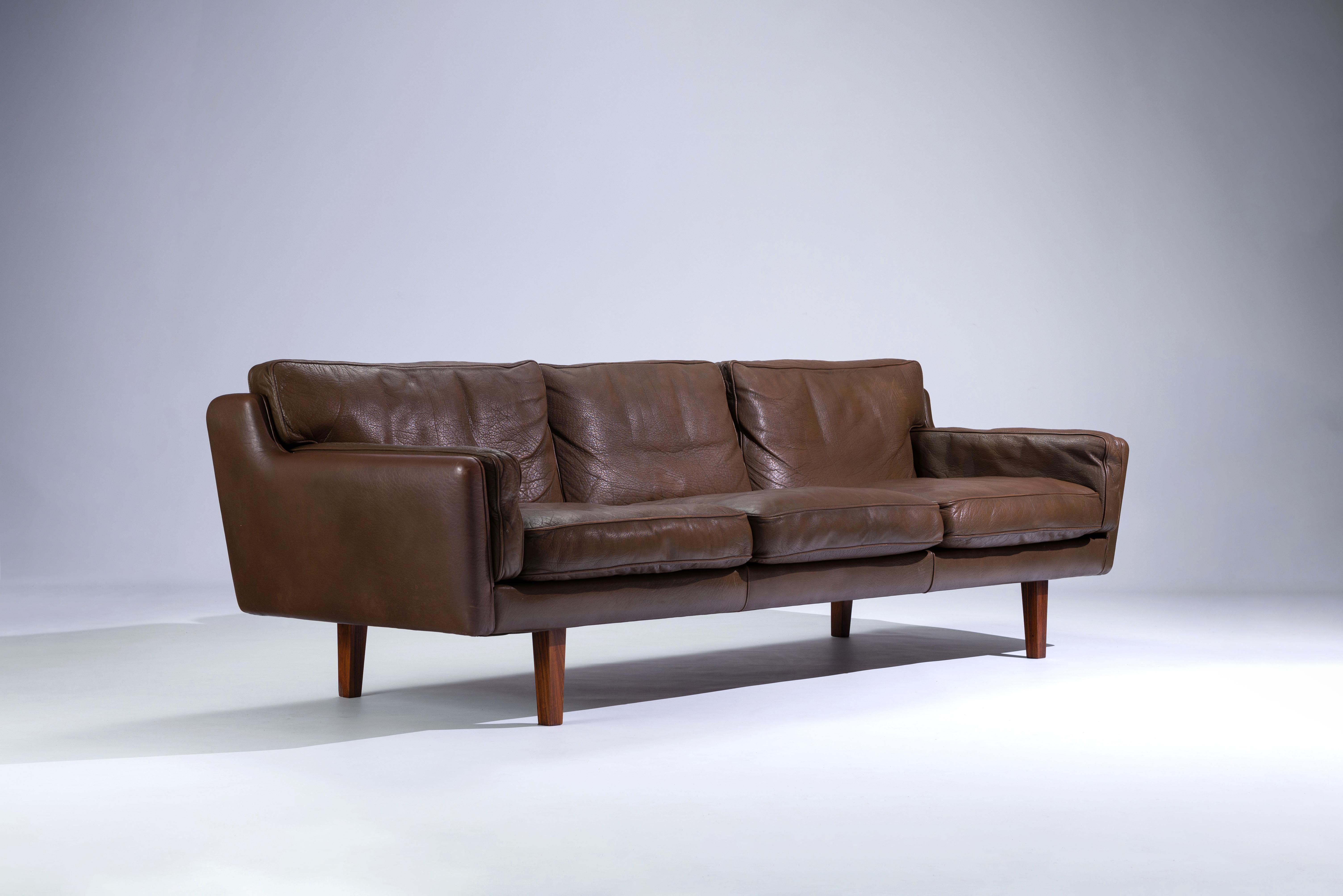 Illum Wikkelsø V11A Three-seat Leather Sofa, Denmark 1960s For Sale 6