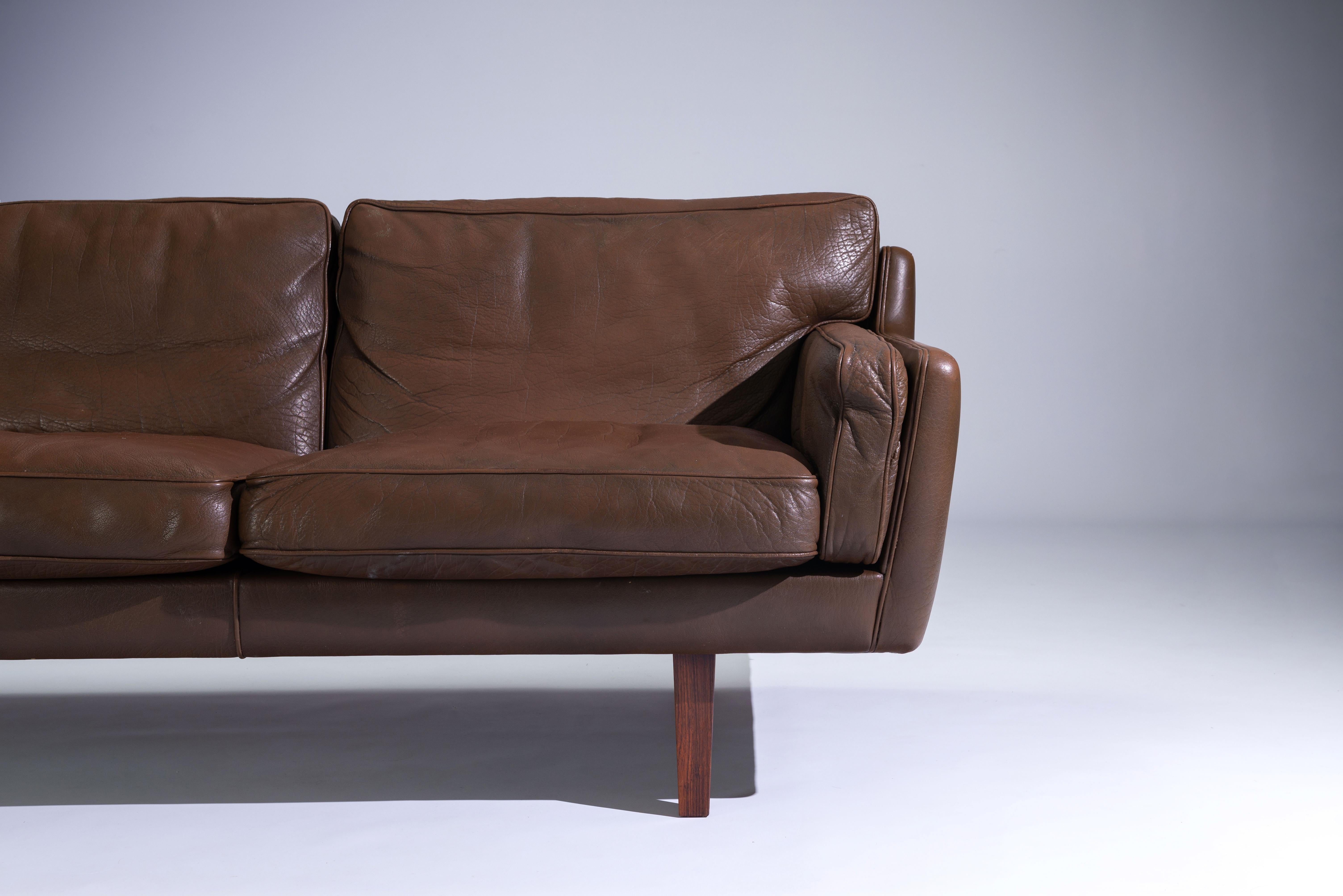 Illum Wikkelsø V11A Three-seat Leather Sofa, Denmark 1960s For Sale 7