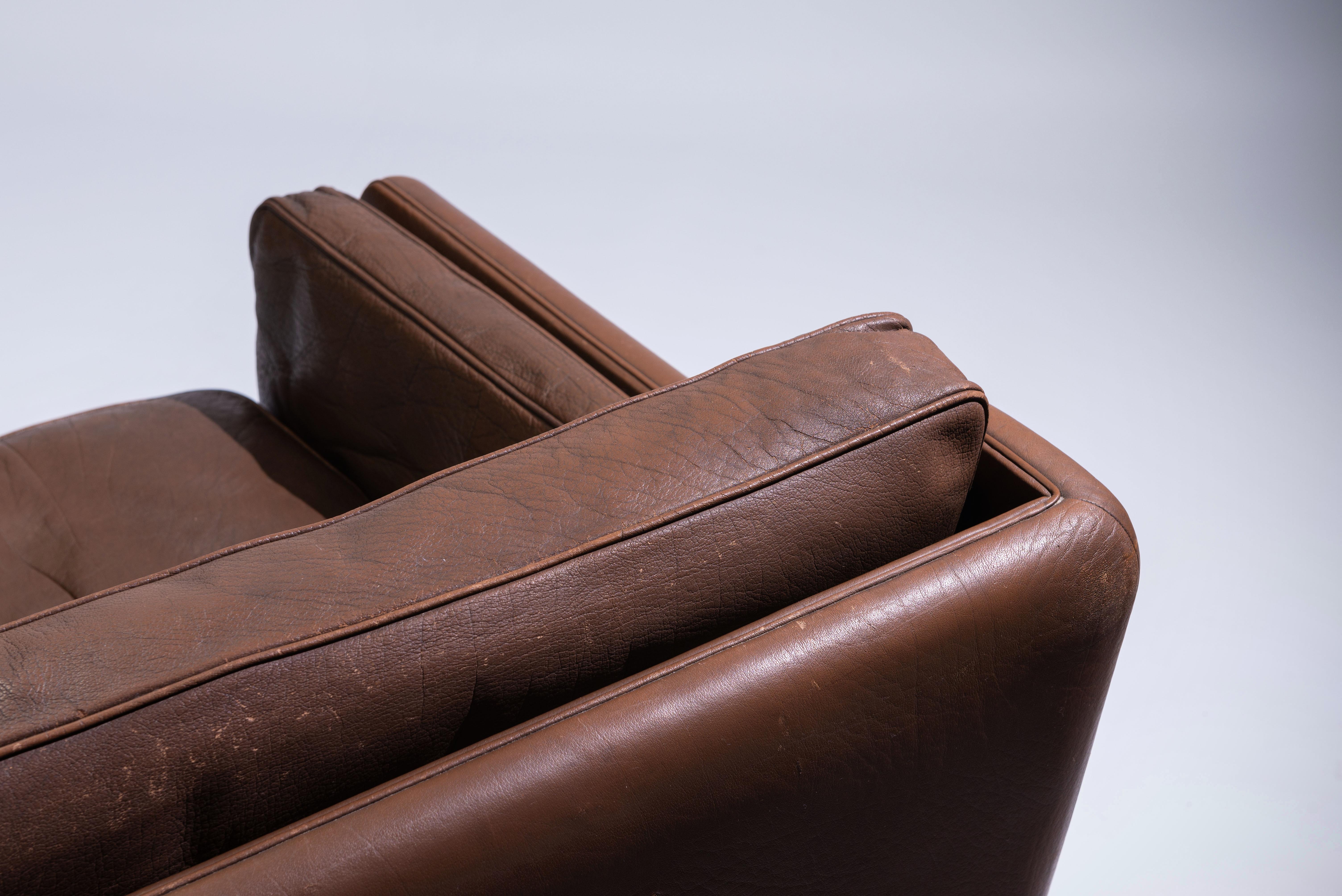 Illum Wikkelsø V11A Three-seat Leather Sofa, Denmark 1960s For Sale 8