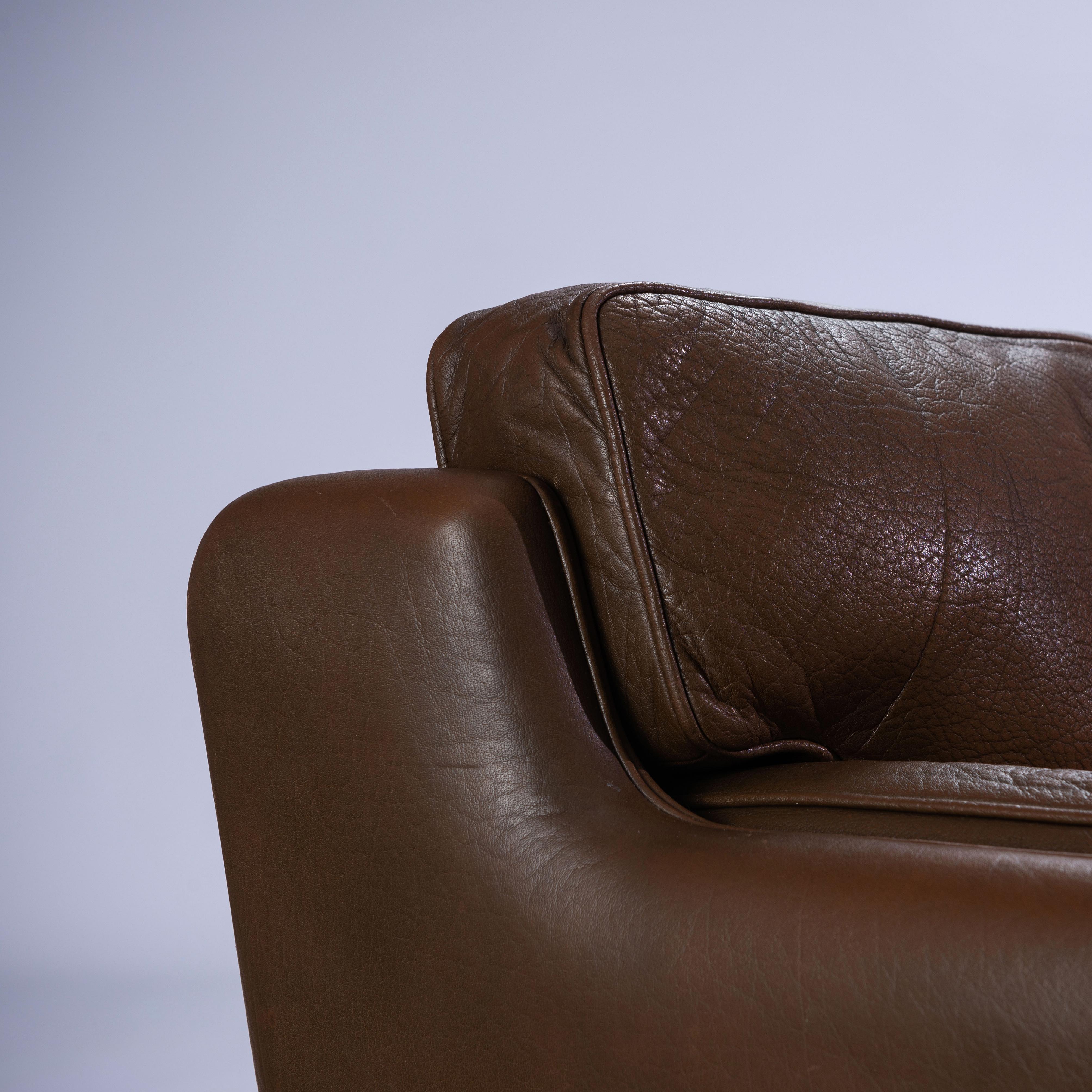 Illum Wikkelsø V11A Three-seat Leather Sofa, Denmark 1960s For Sale 9