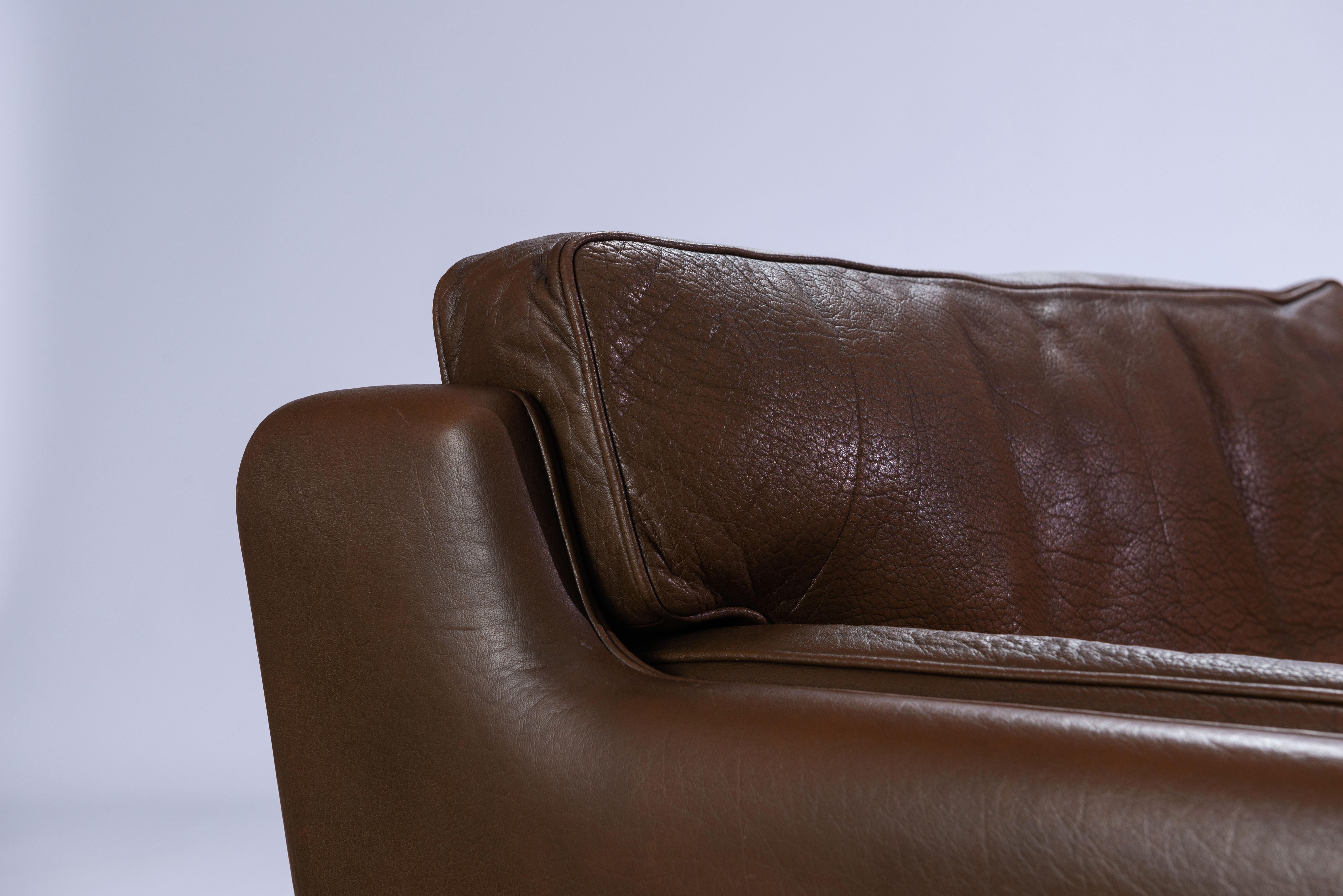 Illum Wikkelsø V11A Three-seat Leather Sofa, Denmark 1960s For Sale 10