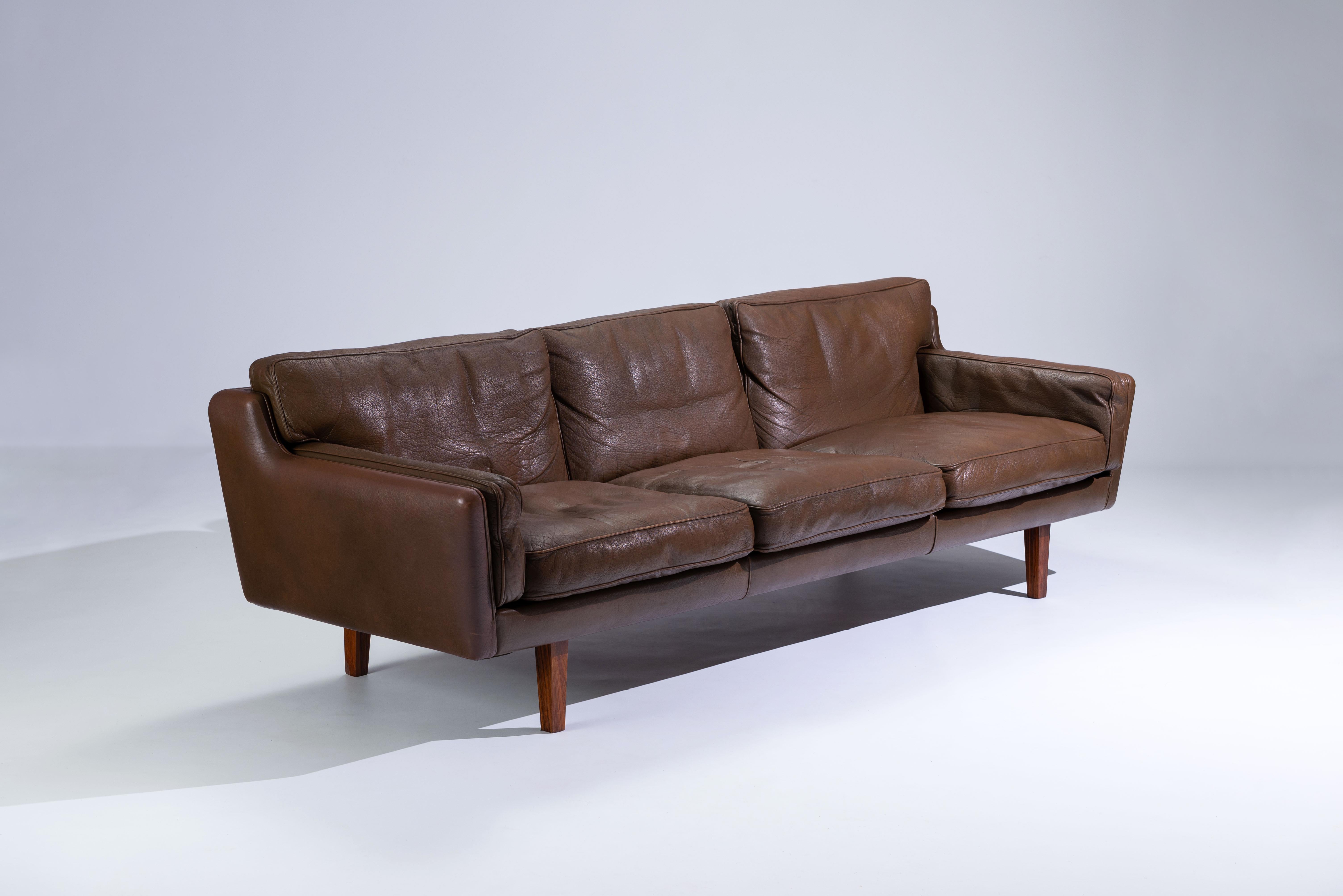 A masterclass in sculptural simplicity and lasting comfort, the V11A three-seat sofa by Illum Wikkelsø embodies the essence of Danish modern design at its peak. Crafted in the 1960s by Holger Christensen, this striking piece features a rosewood