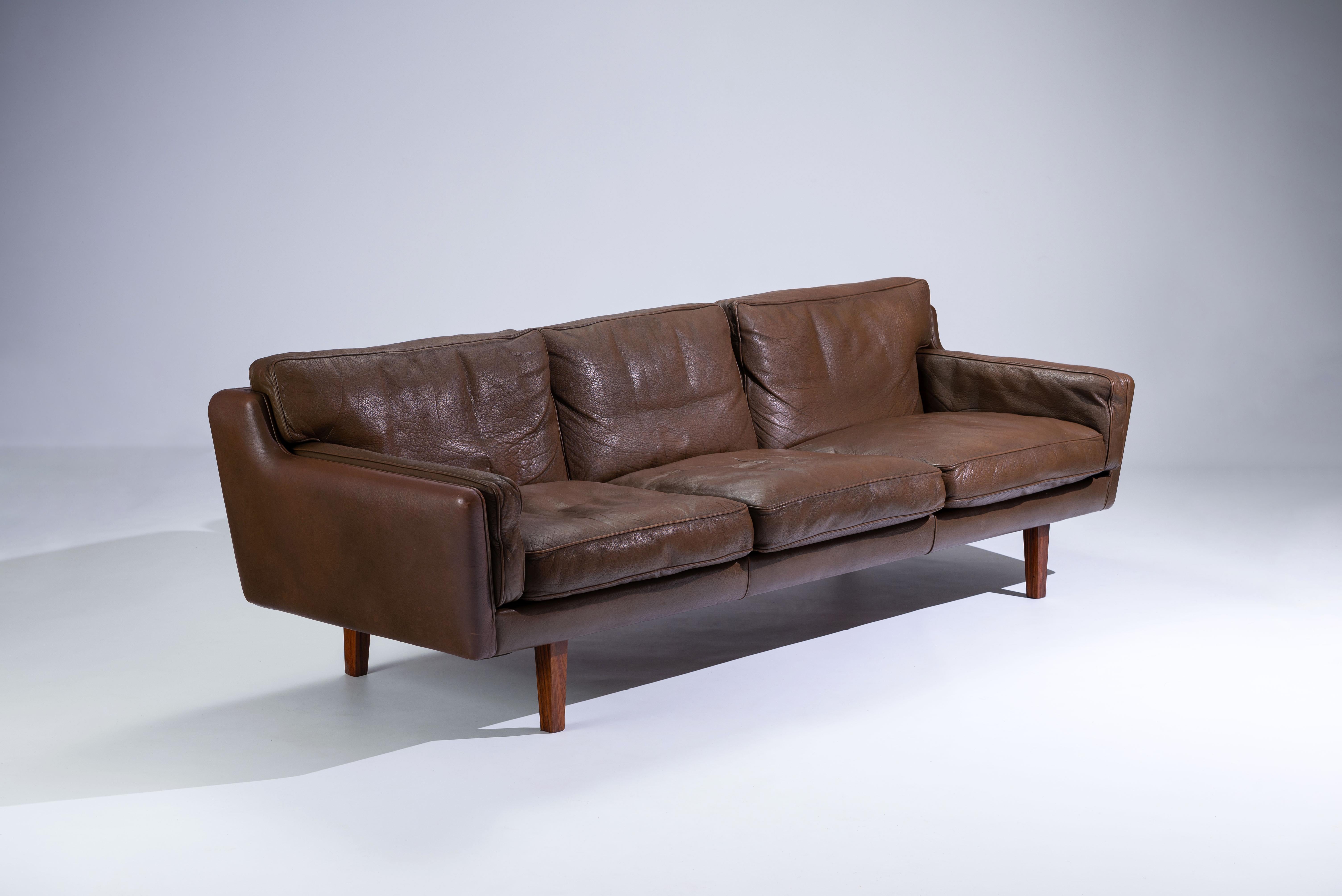 Illum Wikkelsø V11A Three-seat Leather Sofa, Denmark 1960s In Good Condition For Sale In Hellouw, NL