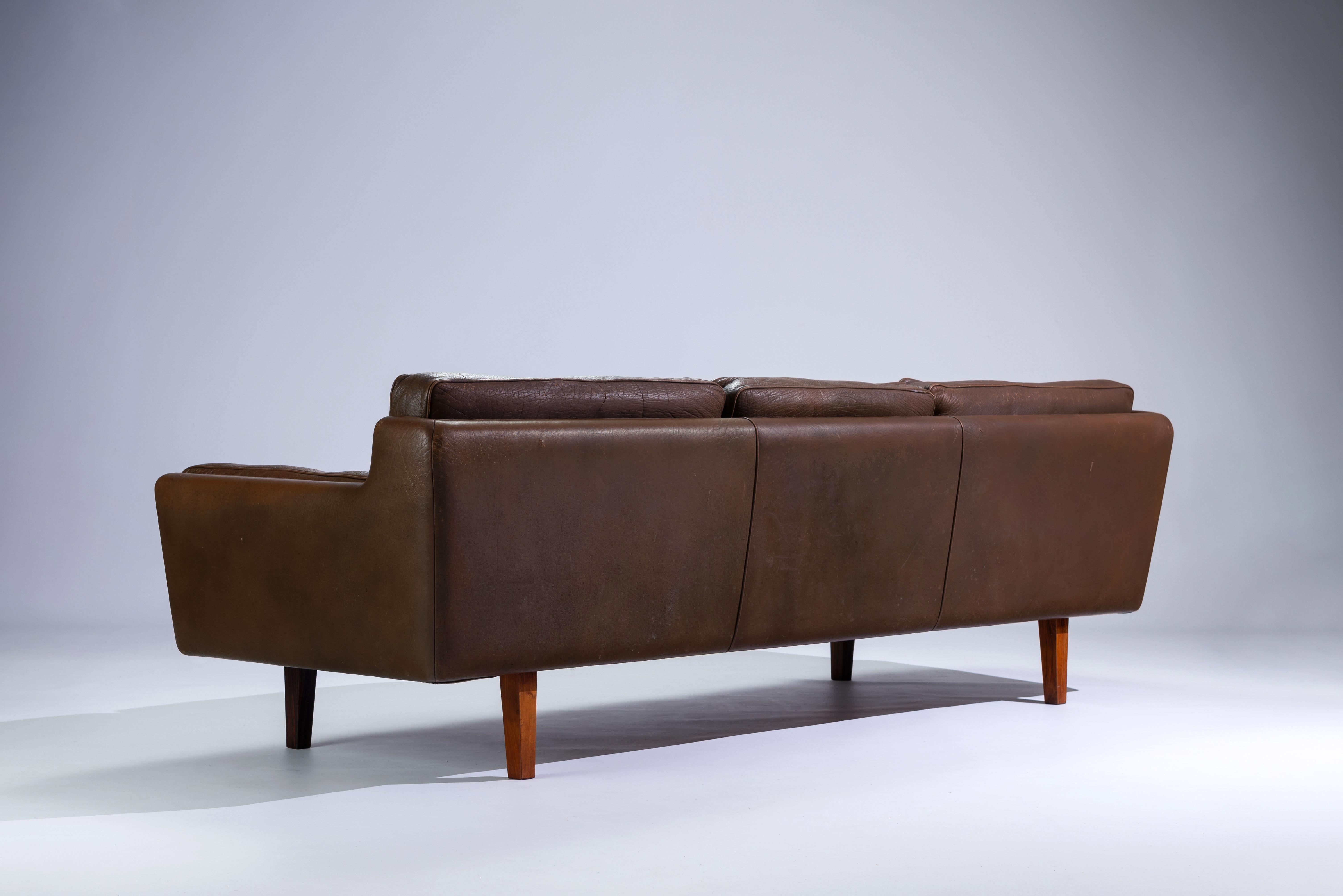 Illum Wikkelsø V11A Three-seat Leather Sofa, Denmark 1960s For Sale 1