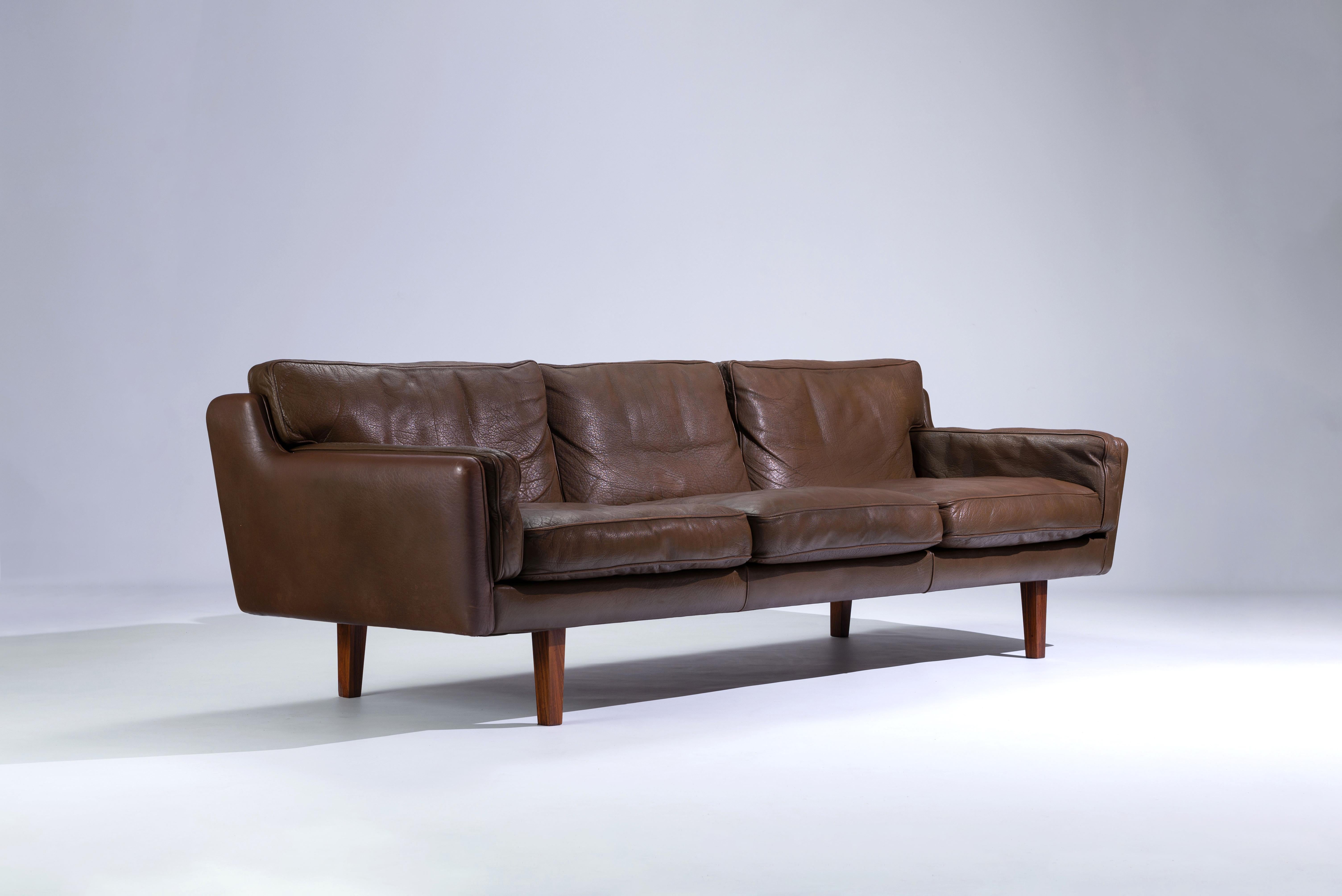 Illum Wikkelsø V11A Three-seat Leather Sofa, Denmark 1960s For Sale 2