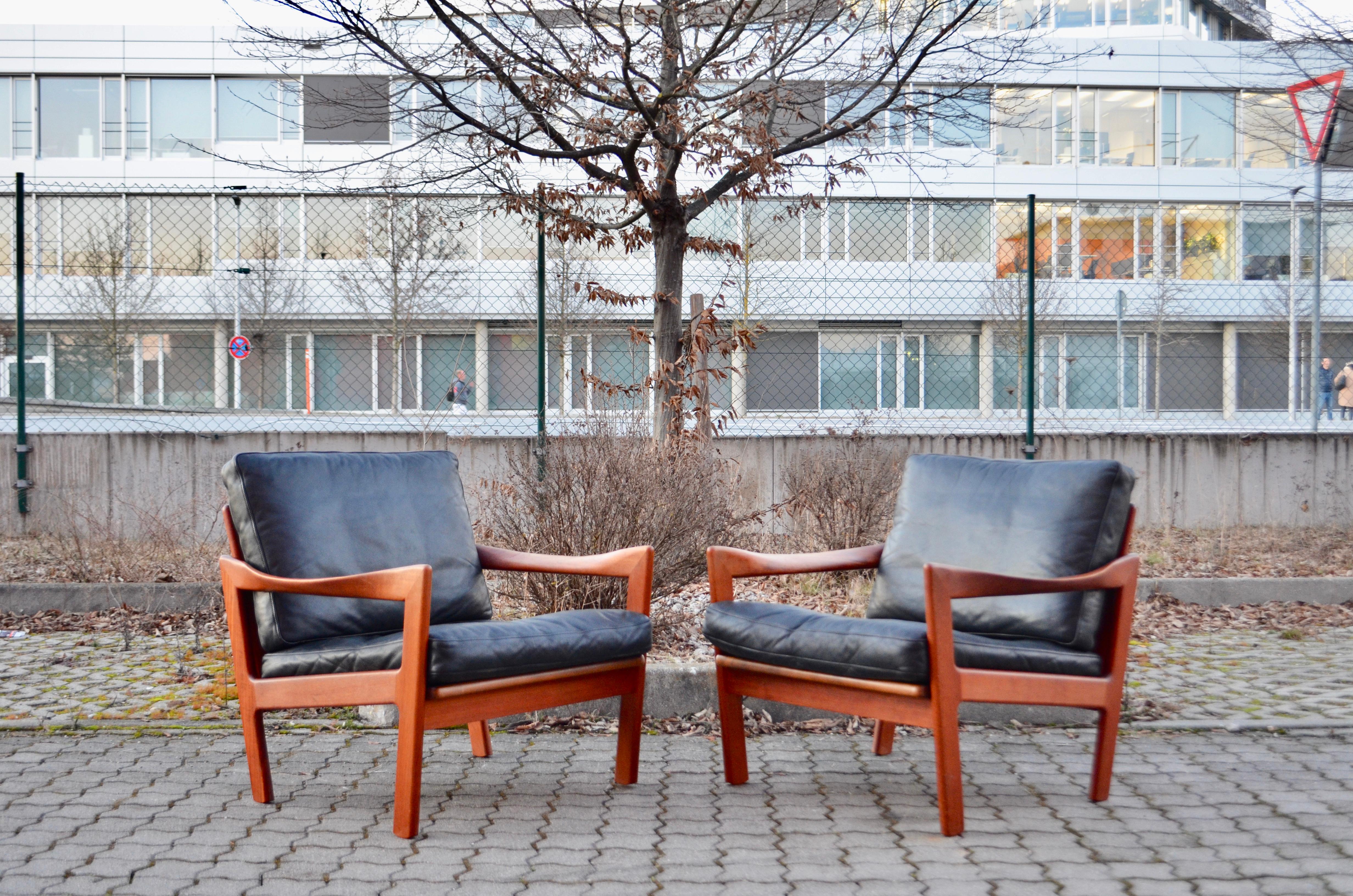 Danish modern teak chair with thick black aniline leather.
Design by Illum Wikkelsø and manufactured by Niels Eilersen.
Great comfort with organic curved armrests.
It has the Pirelli rubber underneath the seating pillow
Set of 2.
