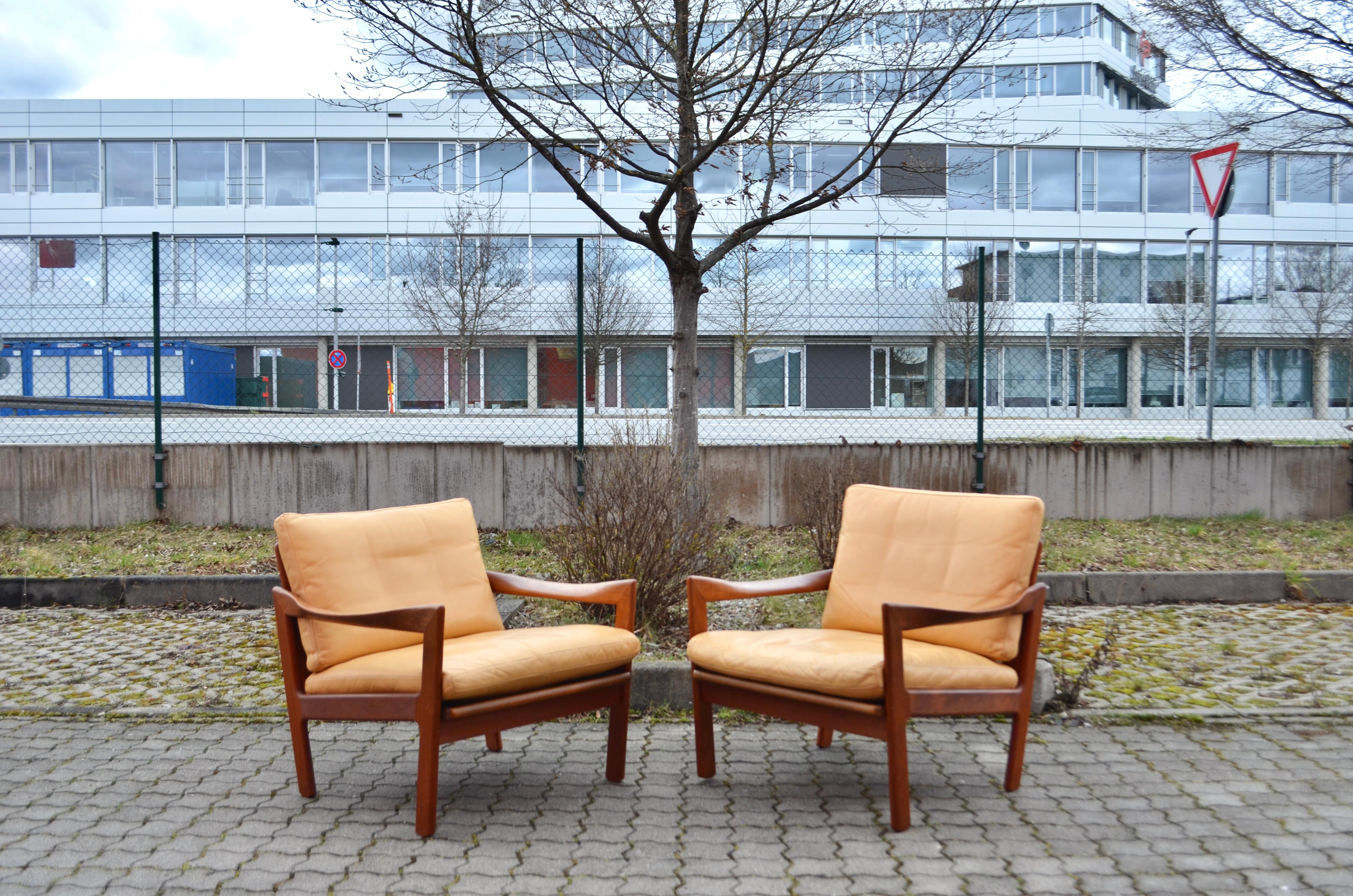 Danish modern teak chair with thick
ocher aniline leather.
Design by Illum Wikkelsø and manufactured by Niels Eilersen.
Great comfort with organic curved armrests.
Price per item.
We have 3 armchairs in stock.
