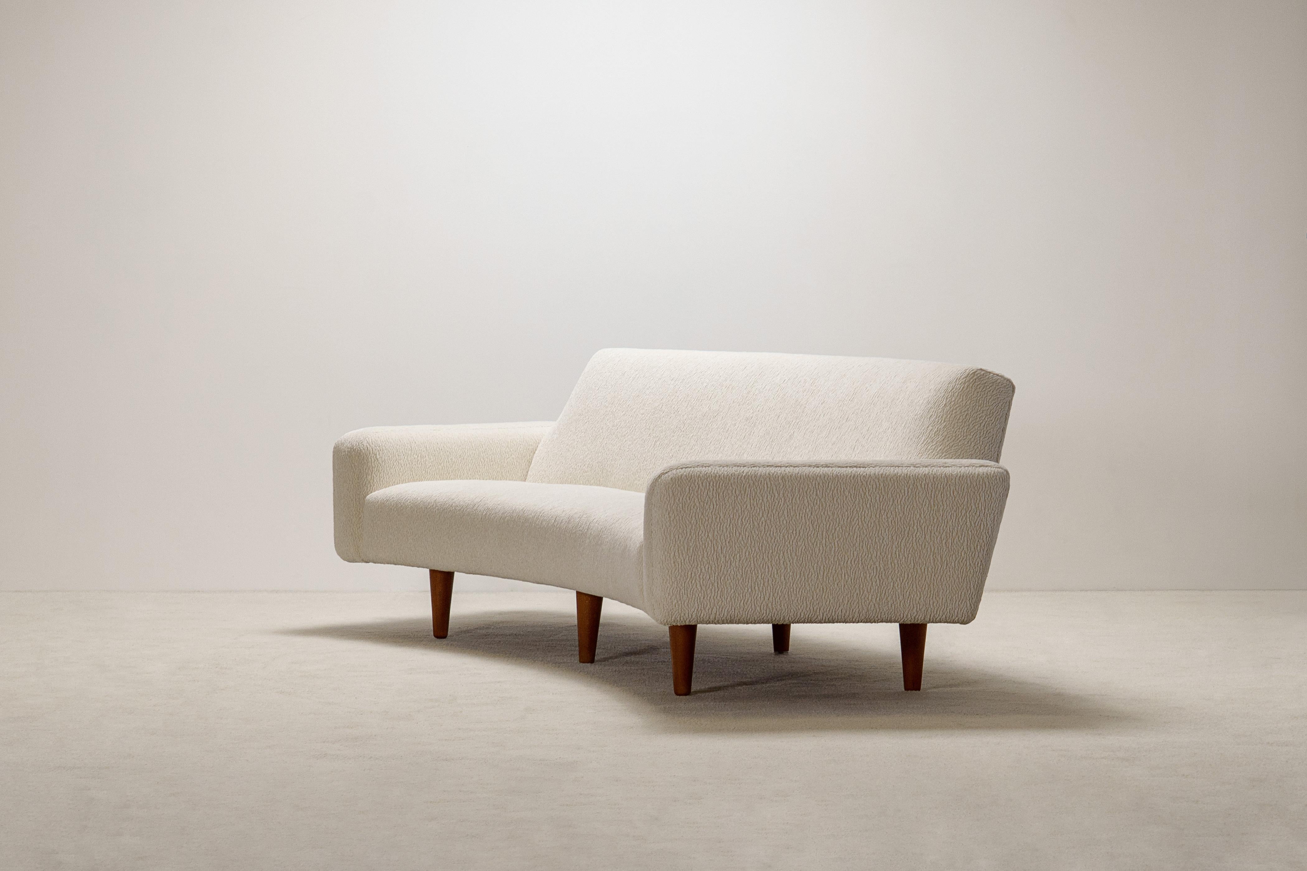 Illum Wikkelso 3 Seat Curved Sofa Model 450. Circa 1960. New upholstery. In Excellent Condition For Sale In Paris, FR