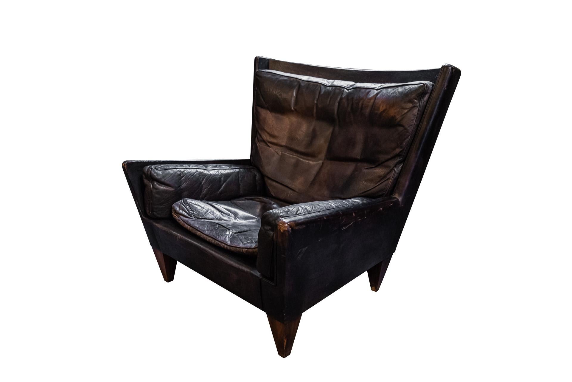 Illum Wikkelso (1919-1999) for Holger Christiansen, armchair model V11,
Wood and black leather,
Wide backrest and conical feet,
circa 1970, Denmark.

Measures : Width 86 cm, depth 75 cm, height 80 cm.

Illum Wikkelsø is a brilliant 20th