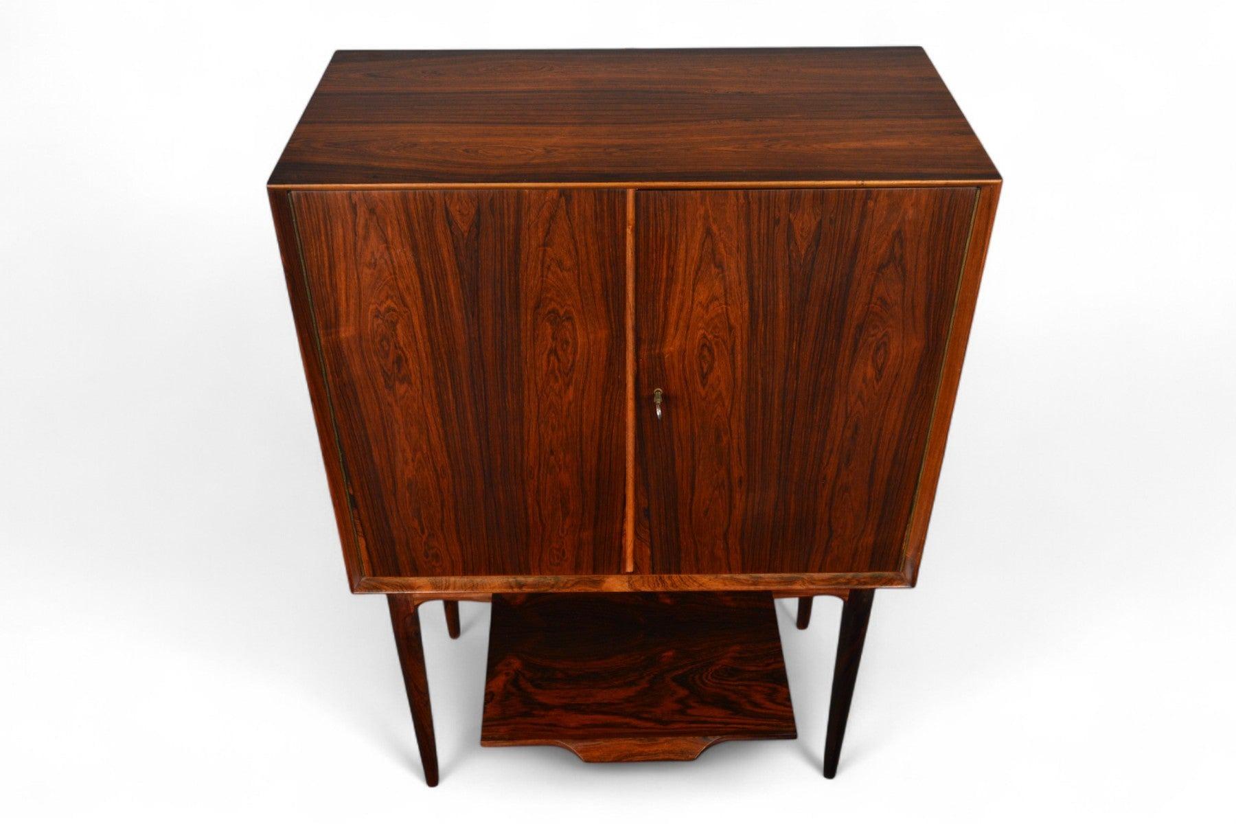 Mid-Century moderno Bar Illum Wikkelso in legno di palissandro con interni in specchio acidato in vendita