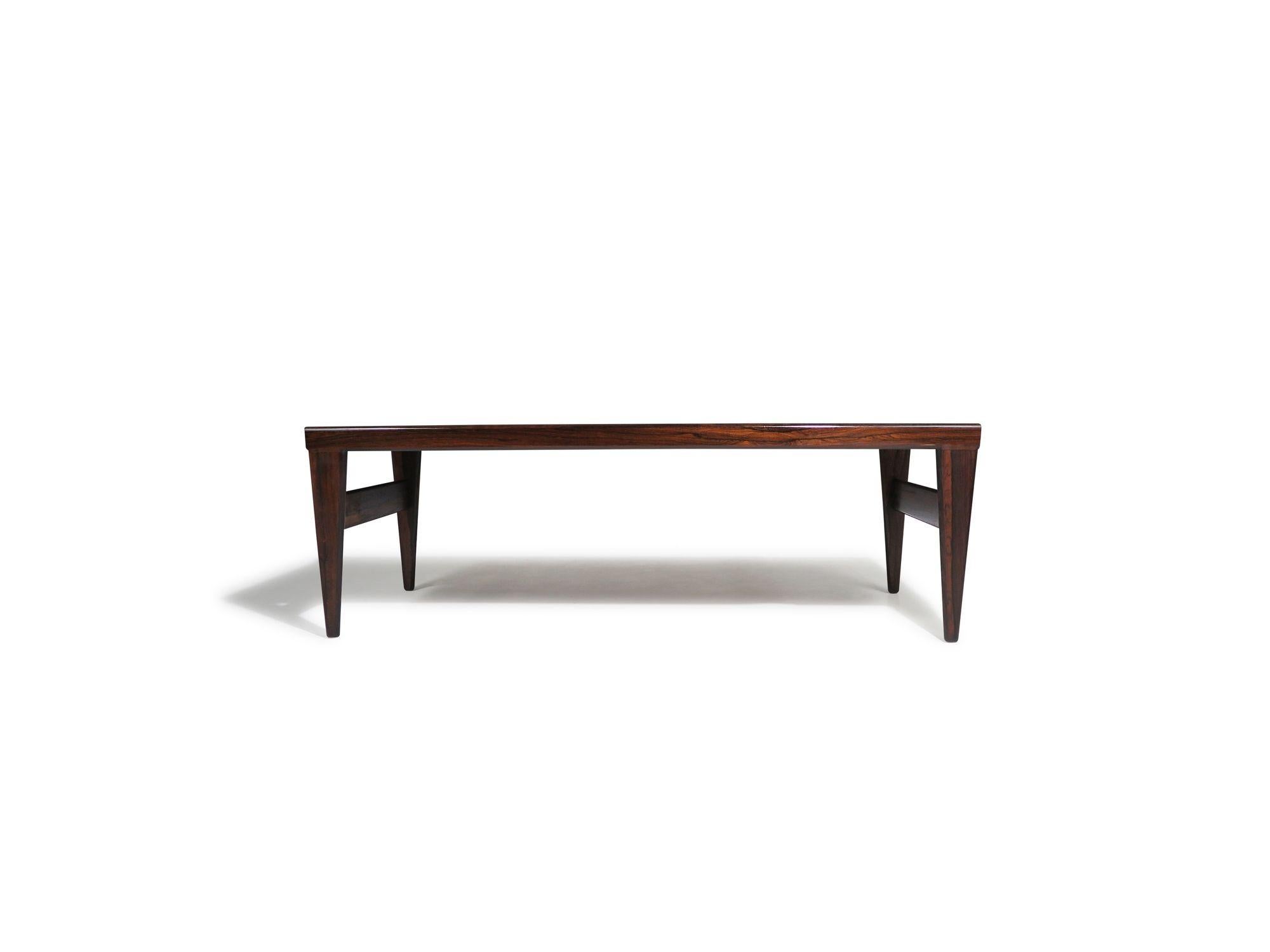 Scandinave moderne Table basse brésilienne en bois de rose avec plateau Illum Wikkelso en vente