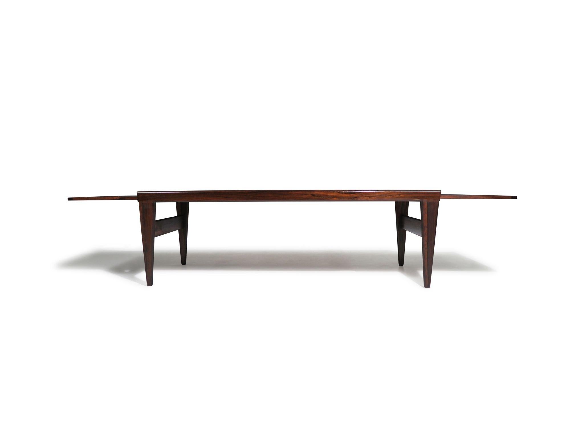 Danois Table basse brésilienne en bois de rose avec plateau Illum Wikkelso en vente