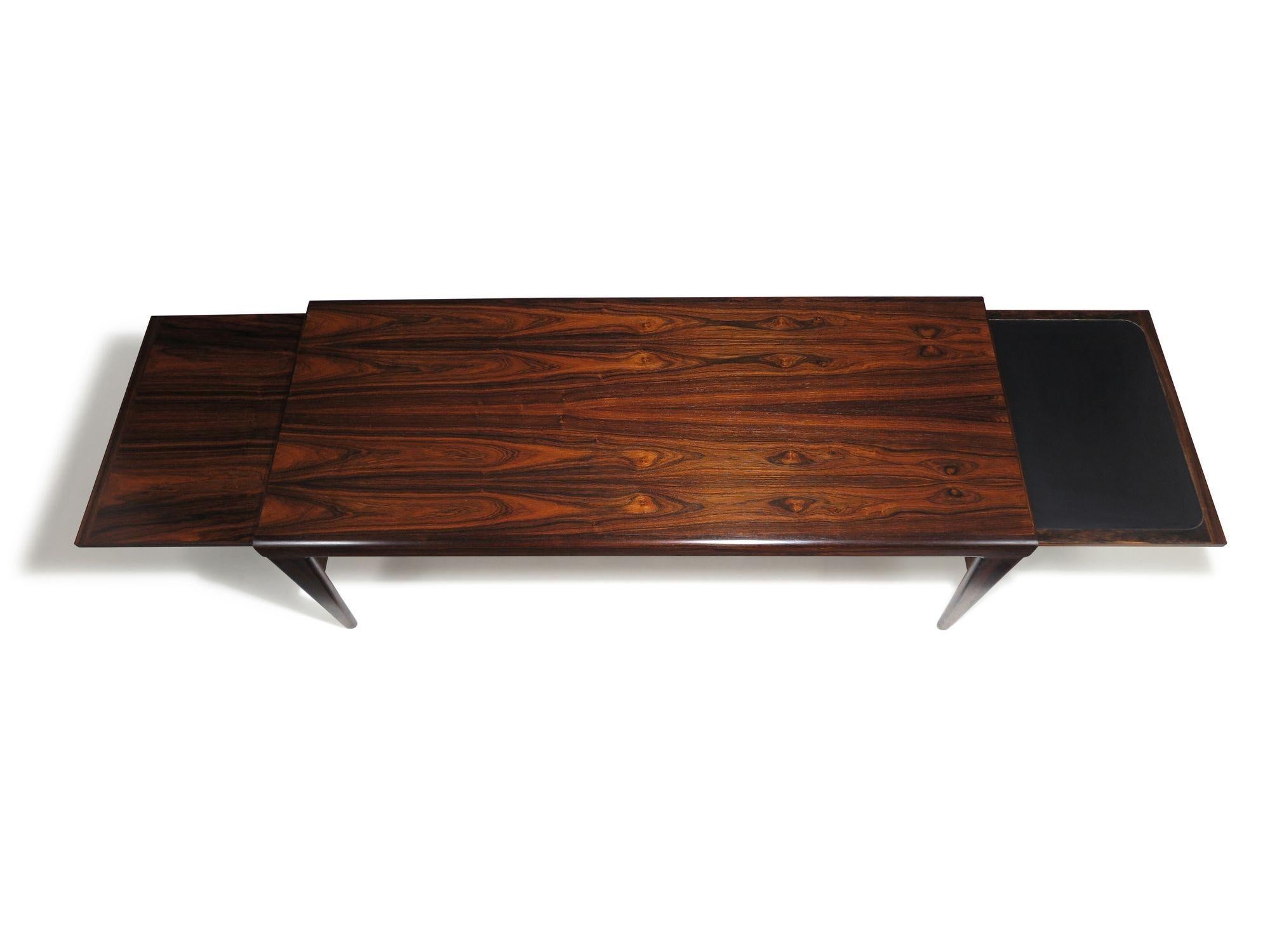 Huilé Table basse brésilienne en bois de rose avec plateau Illum Wikkelso en vente