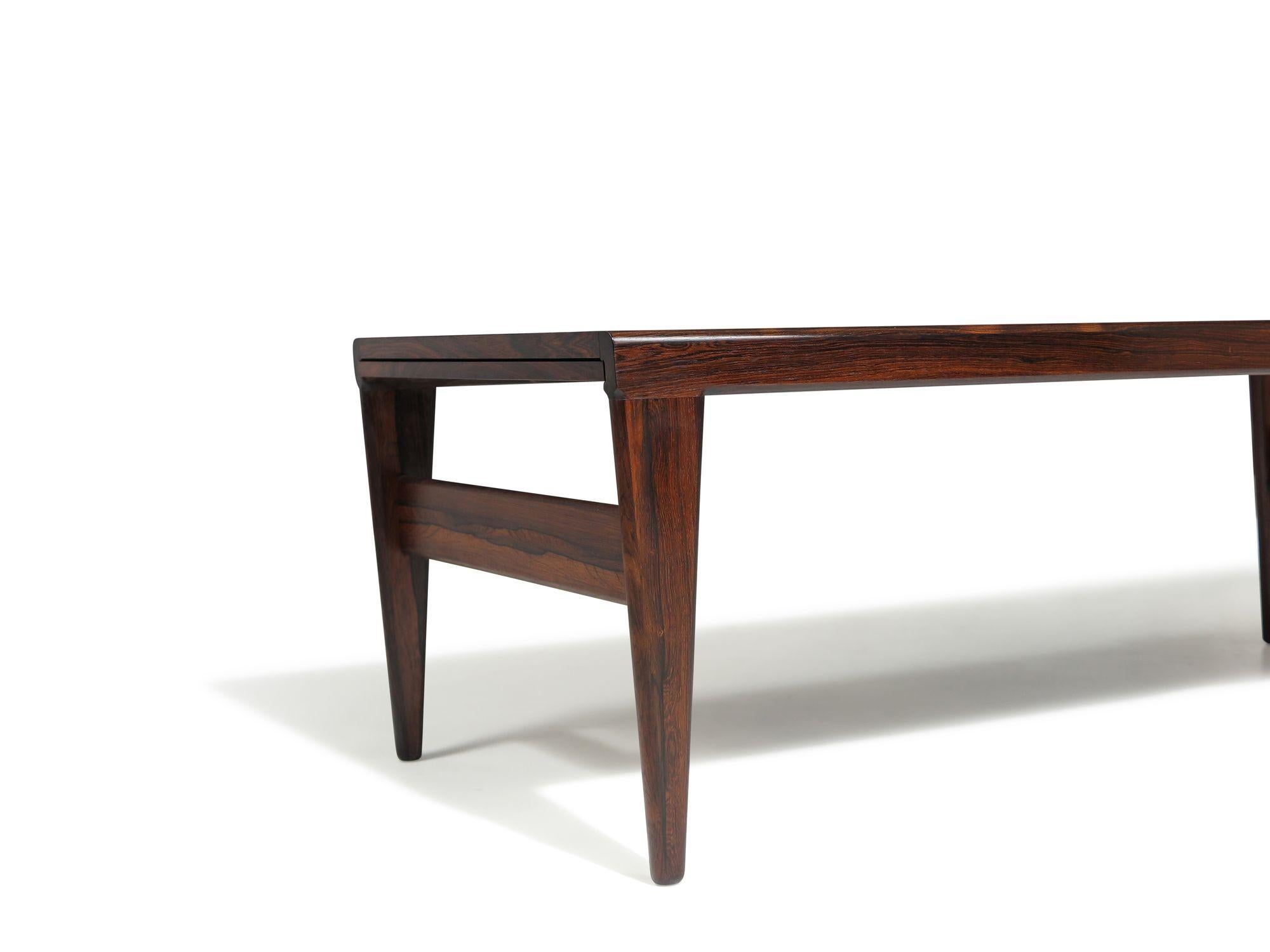 20ième siècle Table basse brésilienne en bois de rose avec plateau Illum Wikkelso en vente