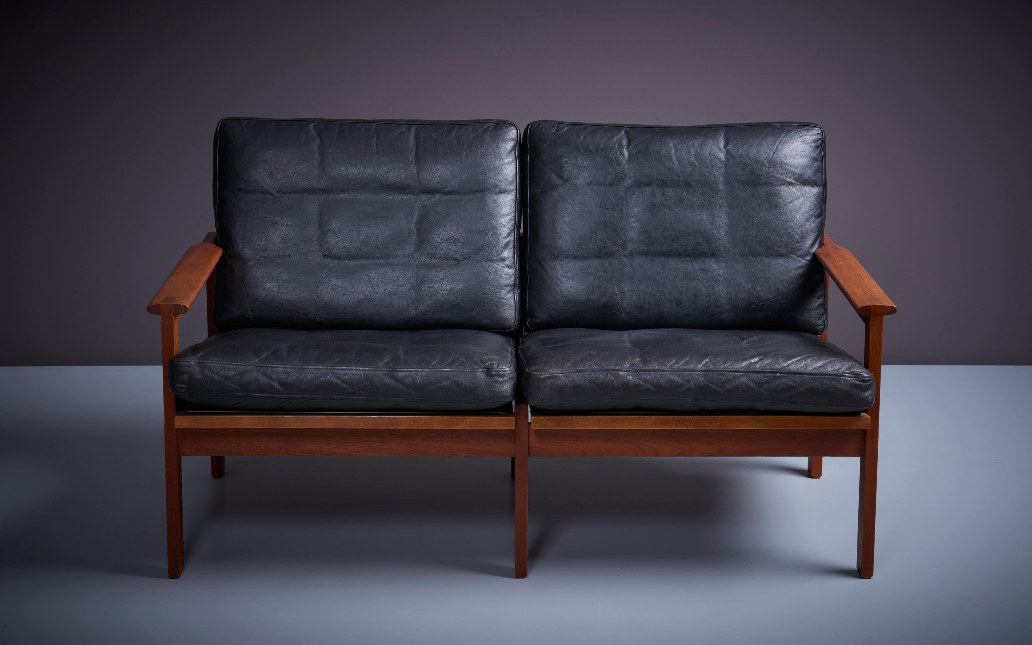 Illum Wikkelso 'Capella' Set of 2x Black Leather Sofa & Side Table Denmark 1960s For Sale 6