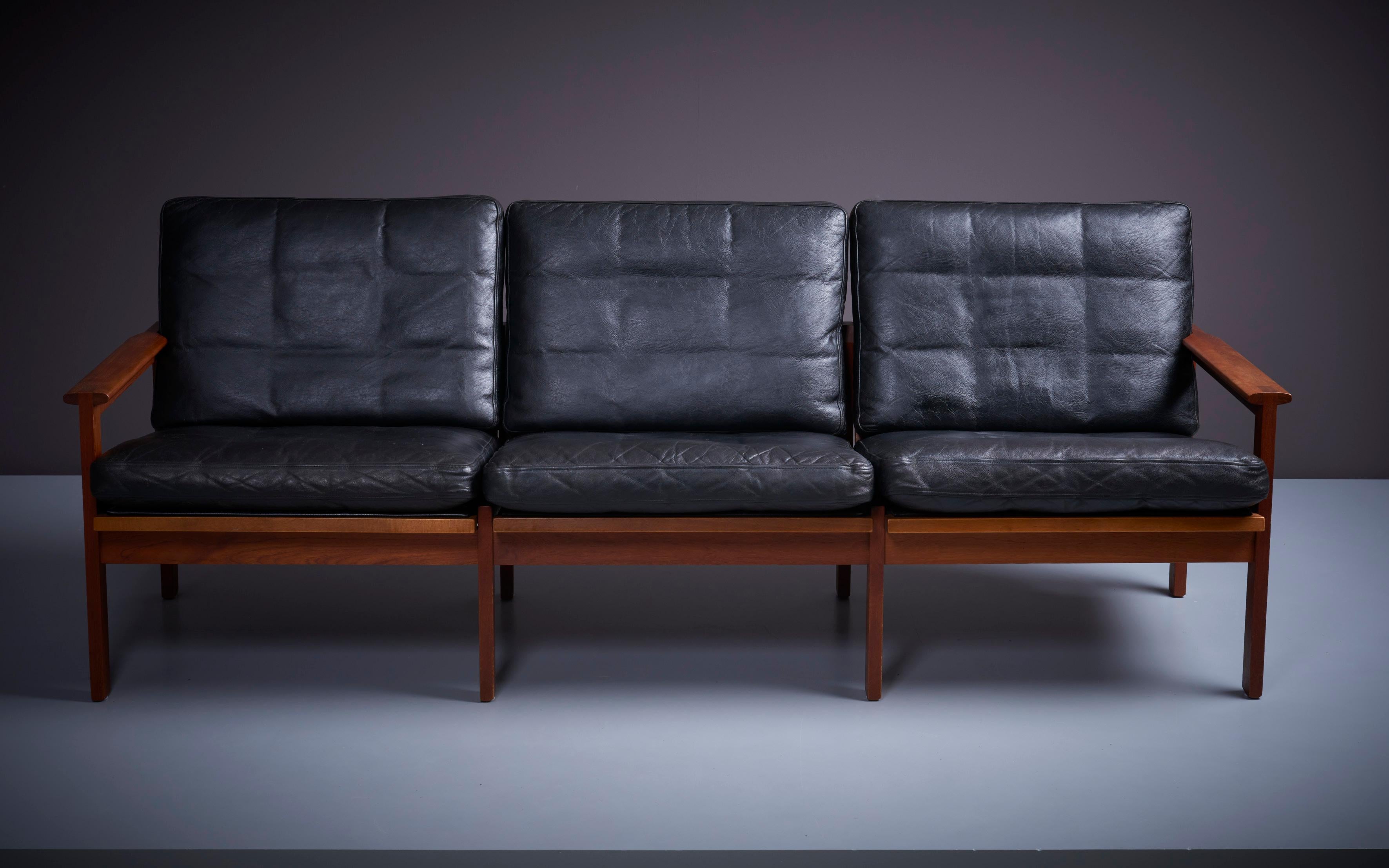 Mid-20th Century Illum Wikkelso 'Capella' Set of 2x Black Leather Sofa & Side Table Denmark 1960s For Sale