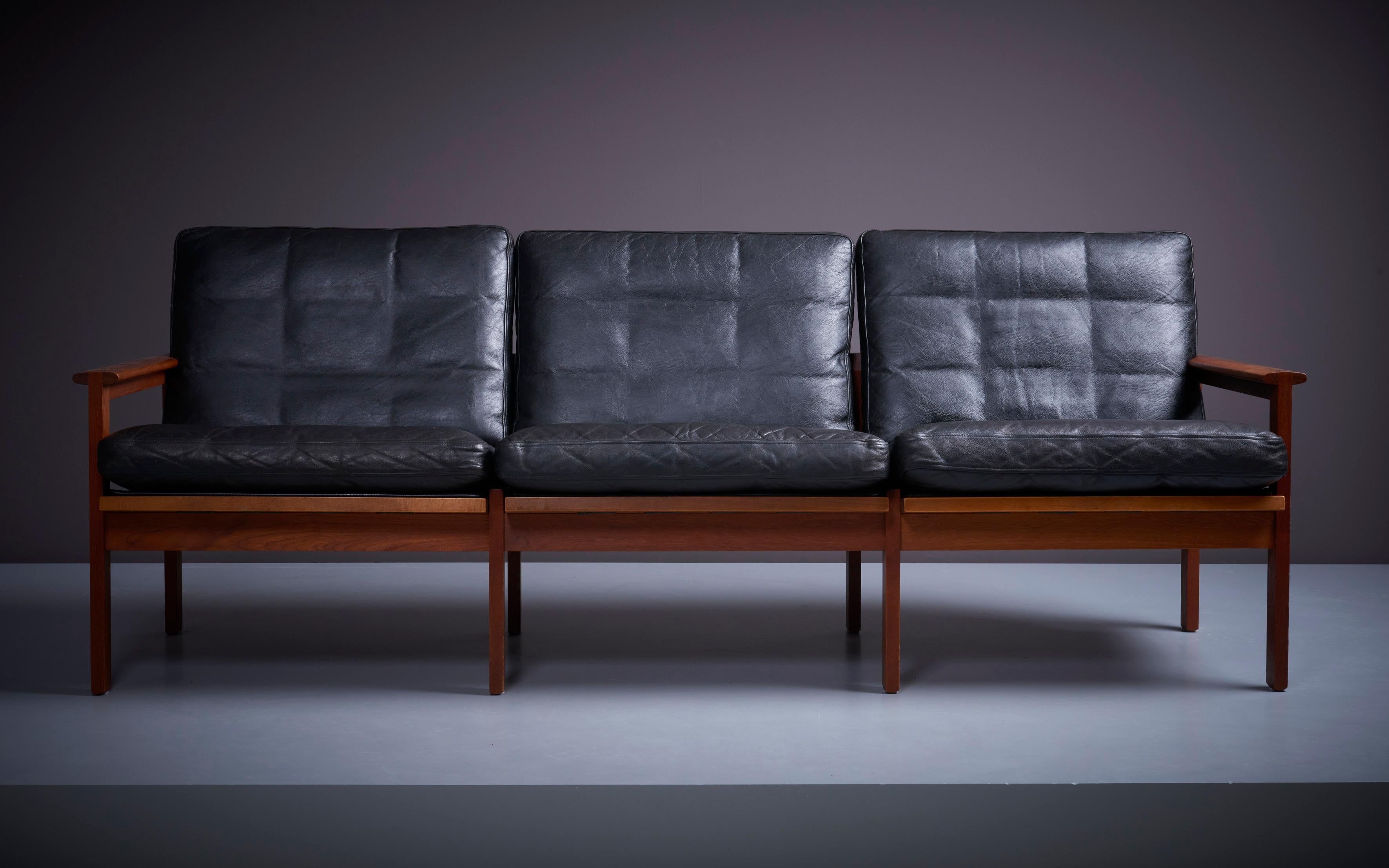 Illum Wikkelso 'Capella' Set of 2x Black Leather Sofa & Side Table Denmark 1960s For Sale 1
