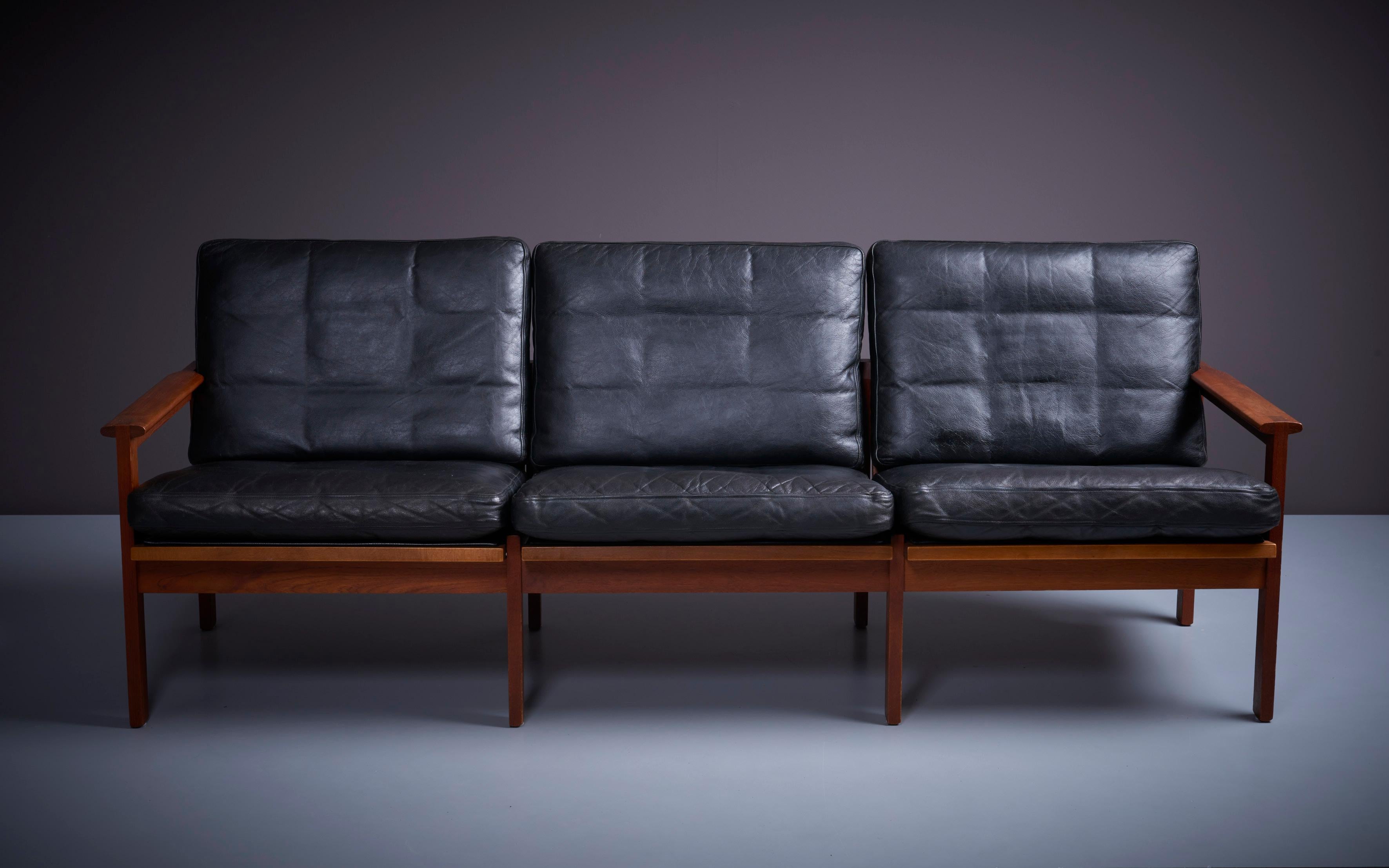 Illum Wikkelso 'Capella' Set of 2x Black Leather Sofa & Side Table Denmark 1960s For Sale 2